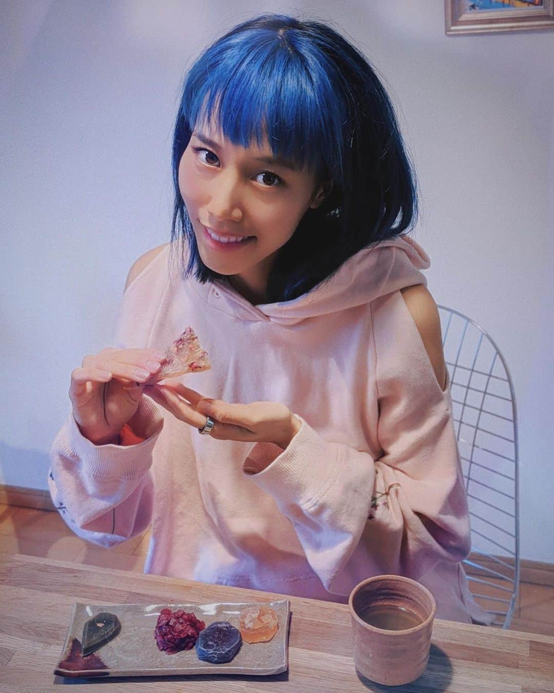 草野絵美のインスタグラム：「LA-based Japanese entrepreneur Alissa Miky, thanks so much for the beautiful treats💎✨🍬✨💎✨  Kohakuto/琥珀糖 (amber sugar), which has a history of 400 years in Japan, is truly edible gem💎  They are too beautiful to eat ... The tastes are also very delicious😋 Moreover, they are vegan, gluten-free, additive-free and super healthy ❤️  It's getting colder and the number of infected people is increasing all over the world. Let's continue to use the power of delicious snacks to enrich our quarantine time 🍡 . Twitterで知り合った、LAで活躍する起業家・三木アリッサちゃんから和菓子のプレゼントをもらいました〜🥲❤️ つい最近も資金調達に成功して、キム・カーダシアンとコラボするらしい…すごすぎ、そしてまだ20代🔥 日本では400年の歴史を持つ #琥珀糖 まさに食べられる宝石です💎  食べるのがもったいないくらいの美しさなんだけど、味もさることながら。しかも海藻でできてて、グルテンフリー、添加物ゼロで健康的なんだよ❤️寒くなってきて感染者数も急増してます。引き続き #おうち時間 を楽しむためにも、取り寄せお菓子で贅沢しちゃおう🍡　  #和菓子  #japanesesweets #blueandblackhair #eadiblecrystals #crystaltreat #misakytokyo #japanesesweets #和菓子」