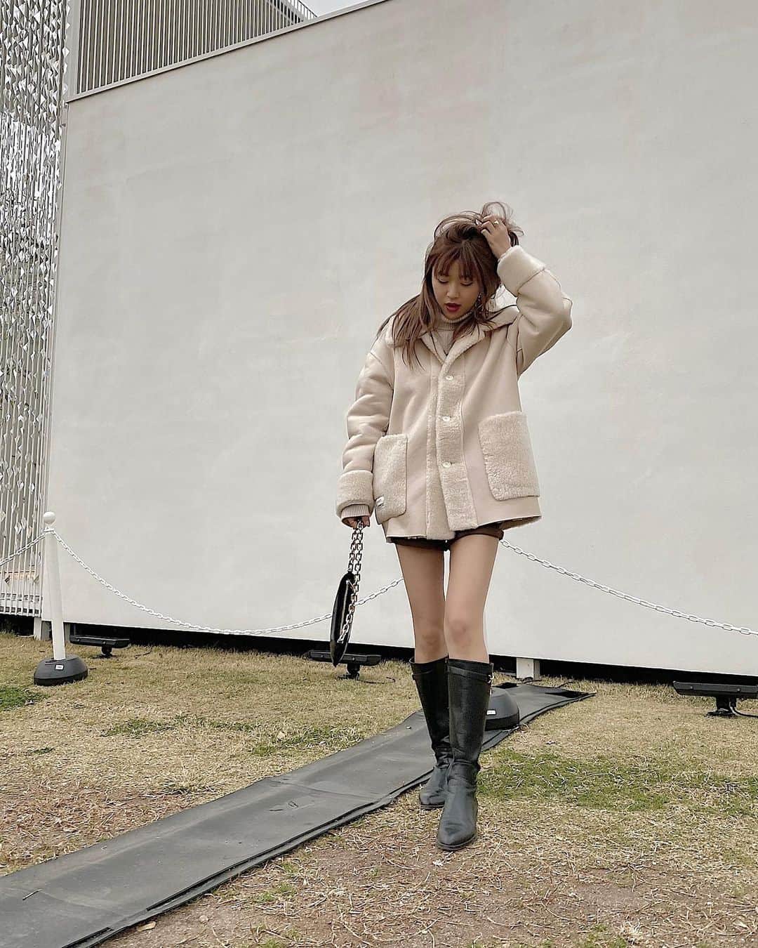 裸コート Meeさんのインスタグラム写真 - (MeeInstagram)「New Coat🤍🤍🤍 今年のコートはこれ🤍  ロスのセレクトショップで一目惚れして、 これに決めた🤍🤍 韓国のブランドで日本にも配送してるみたい🤍 生地感はフェイクレザーとムートンで  中はムートンであったかいよ ...