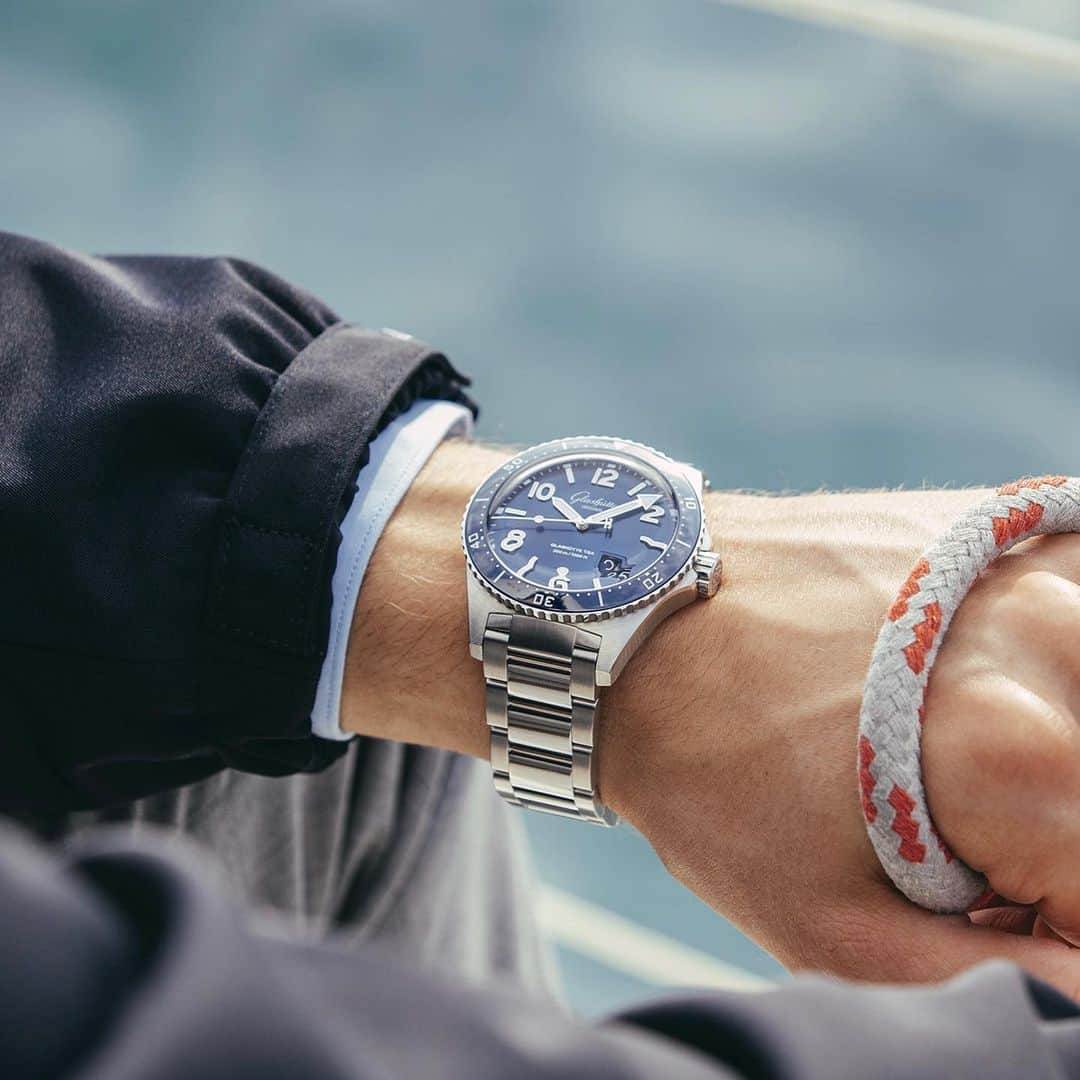 グラスヒュッテさんのインスタグラム写真 - (グラスヒュッテInstagram)「Fine watchmaking on board   Engineered, manufactured and tested in its every beautiful detail for robustness and reliability, the SeaQ Panorama Date is always ready for the next great adventure.   #GlashütteOriginal #GlashuetteOriginal #SeaQ #SeaQPanoramaDate #PanoramaDate #bluedial #divewatch #watchdesign #madeingermany #watchmakingart #wotd #instawatch #watchesofinstagram #wristshot」12月2日 20時23分 - glashuetteoriginal