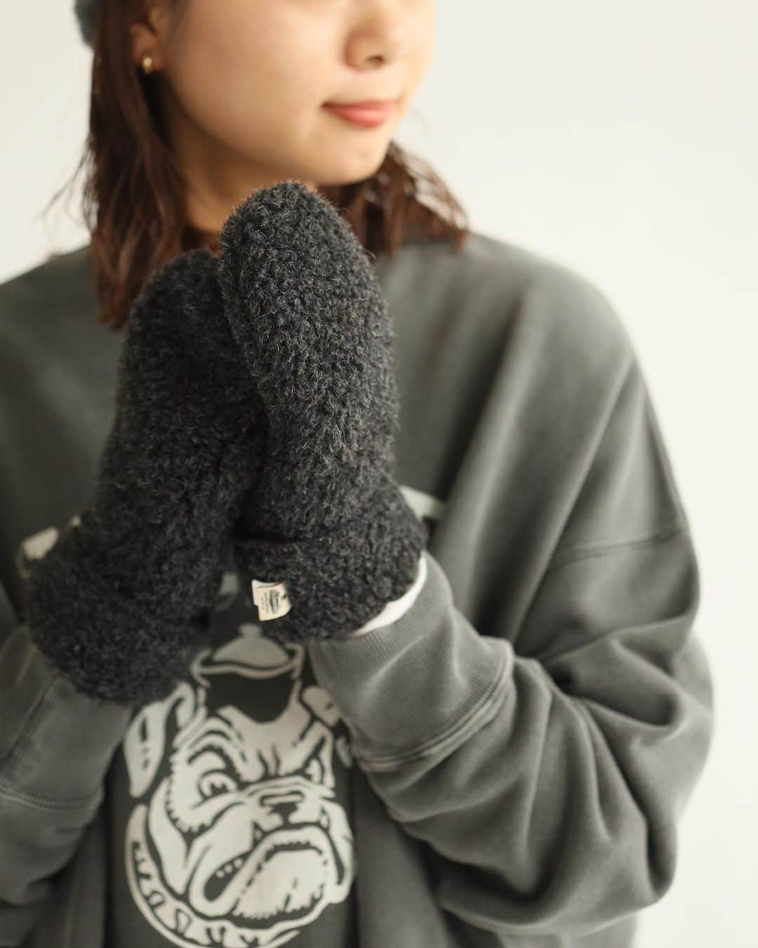 のインスタグラム：「お洒落に身につけるあったか小物02﻿ ﻿ 冷え込むこれからの季節はあったか小物を上手に毎日のファッションに取り込みたい、、﻿ ﻿ 今回はミトン×おすすめスウェットスタイルをご紹介🧤﻿ ﻿ ﻿ ✔︎ COLD BREAKER ﾎﾞｱﾐﾄﾝ﻿ モコモコとした天然ボア素材を使用したボアミトン。﻿ 暖かく、存在感があるので、ちょっとしたコーデのアクセントにもおすすめ◎﻿ ﻿ スウェットやニット帽のグレーと合わせたカラーをチョイスして統一感をだすのが上手に簡単にコーデに取り入れるポイントです！﻿ ﻿ ¥3,500+tax﻿ No. 20090463001230﻿ ﻿ ﻿ ﻿ ﻿ ------------------ Information 📝 BAYCREW‘S STORE新規会員登録campaign 〜12/14(Mon) 23:59まで  アプリから新規会員登録で1,500ポイント！さらにプレゼントがもらえるWチャンス！  詳しくはblogをCHECK✔︎ https://baycrews.jp/news/detail/2389  ------------------」