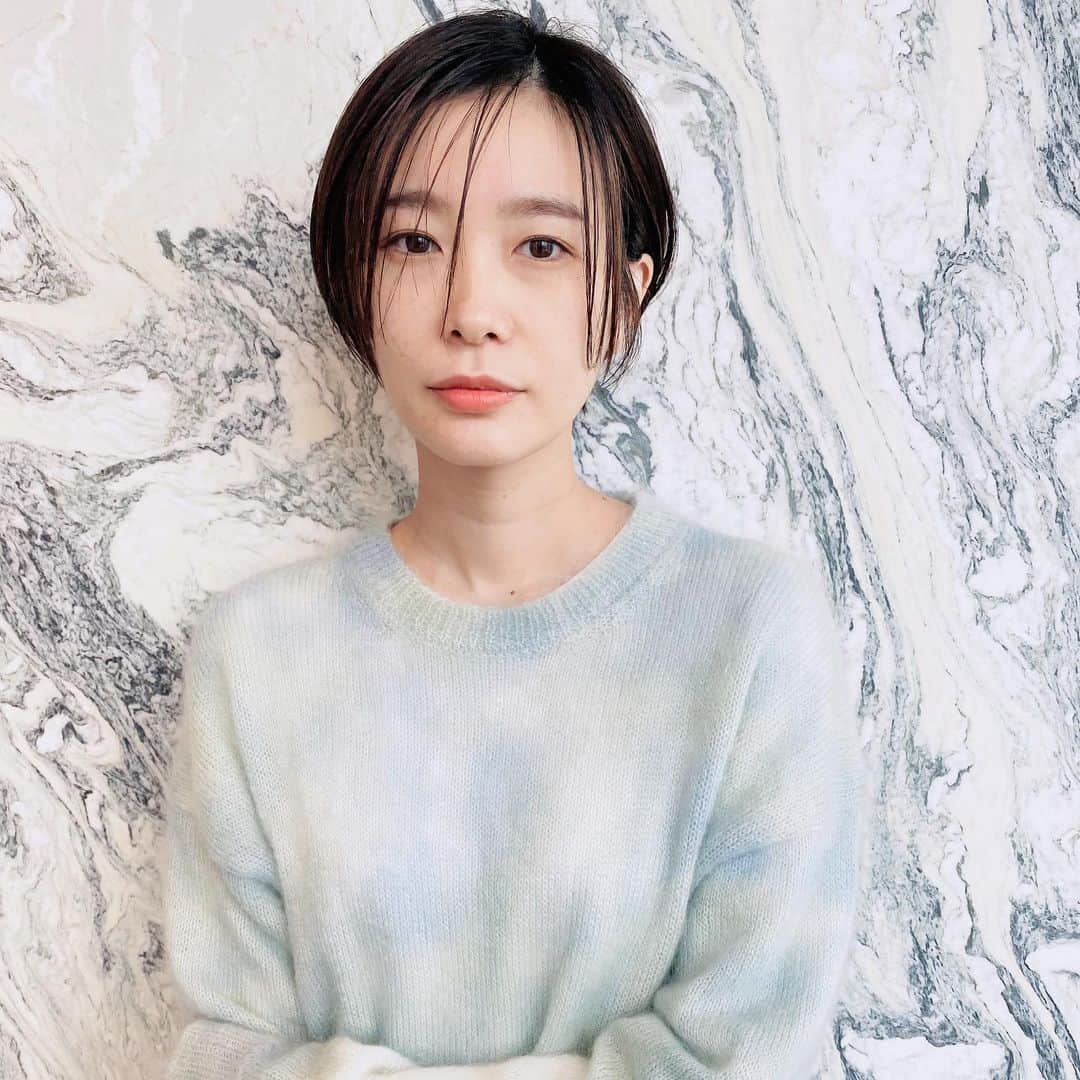永瀬かおるのインスタグラム：「ばっさり！！！ 人生ではじめてのショートヘア✨ 16歳でモデルのお仕事を始めてからはずっと肩より長い髪型… 結べない長さなんて初めて😳  すっきり爽快❗️ @ayakoyanagi さん ありがとうございました🙌 ご縁に感謝です🥰  #ショートボブ #ヘアカット #イメチェン #永瀬かおる」