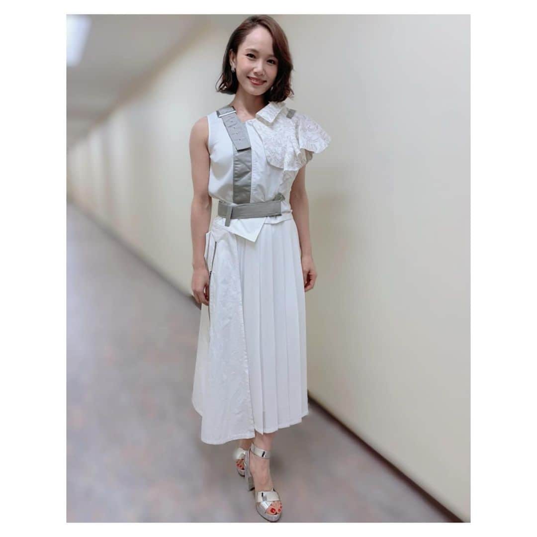 ソニンのインスタグラム：「. “AAA“2020 歌唱時の衣装です！ 👗 ①カレーライスの女、ずっとそばにいてね。の時の衣装 ロングジレ　@shiroma_official スカート　　@elendeek アクセサリー　　@abiste_official . ②Beauty and the beast、Seasons of loveの時の衣装 ドレス　　@tadashishoji_japan アクセサリー　@abiste_official . ③This is meの時変えたアクセ アクセサリー　　@abiste_official」