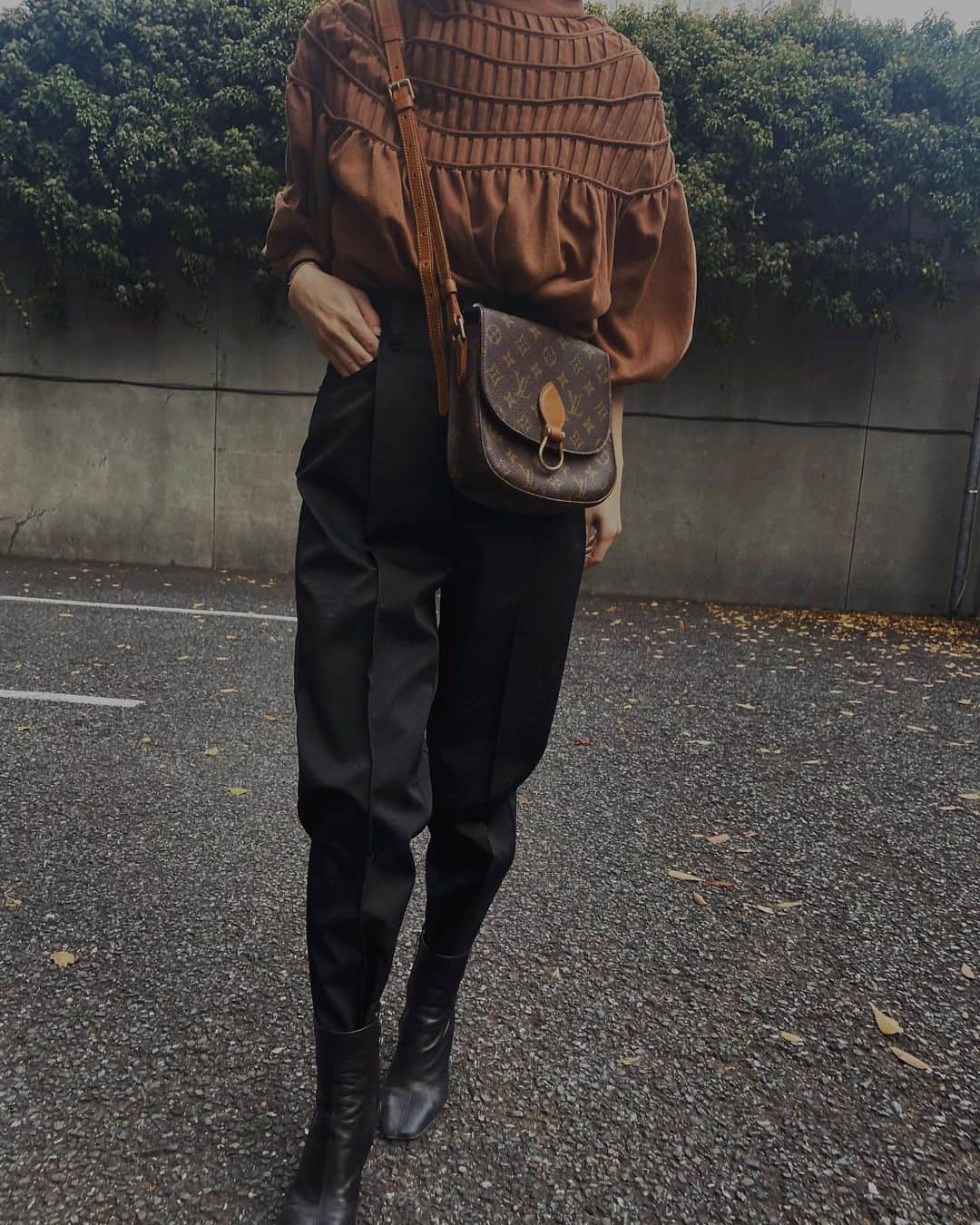 黒石奈央子さんのインスタグラム写真 - (黒石奈央子Instagram)「アメリふく . .  merry smock blouse ¥14000 12/8 undressed dengm detail eco leather pt ¥14000 12/8 . . 段々な切り替えプリーツが可愛いブラウスはこんな感じでパンツと合わせてかっこよく。 パンツは先程のインスタライブではるかさんが最初にヘビロテしていたエッグパンツ今年バージョン。 .  @ameri_shinjuku @amerivintage @ameri_daikanyama @ameri.shinsaibashi #ameri#amerivintage #fashion #vintagefashion #coordinate#ootd#outfit#osanposnap #705_outfit #大人ファッション #大人コーディネート #大人スタイル #modestyle #modefashion#modecasual」12月2日 20時25分 - blackstone705