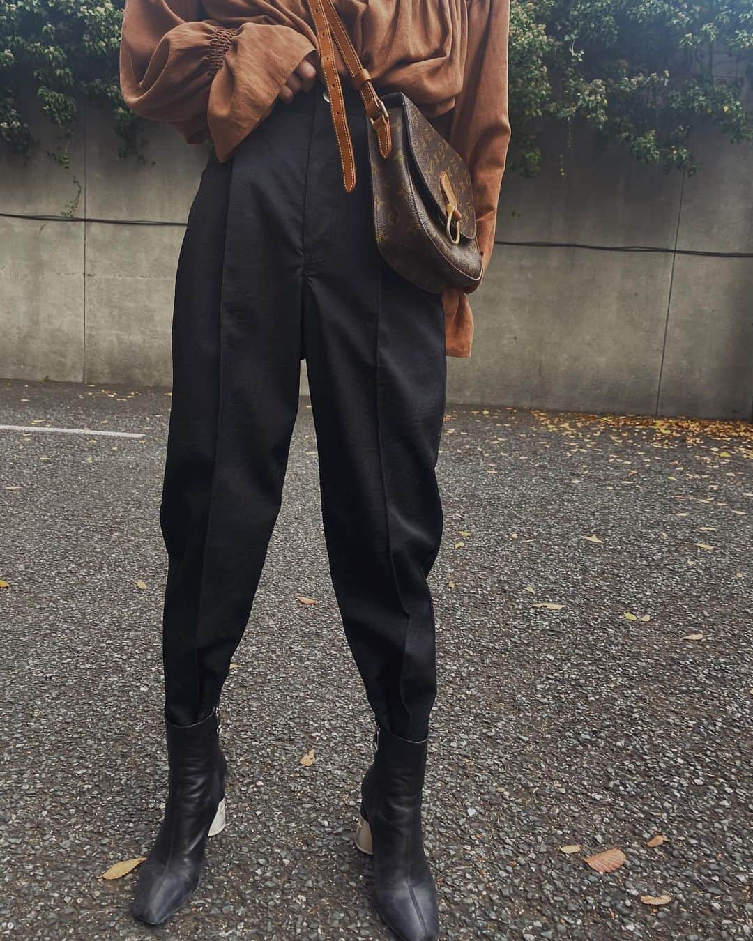 黒石奈央子さんのインスタグラム写真 - (黒石奈央子Instagram)「アメリふく . .  merry smock blouse ¥14000 12/8 undressed dengm detail eco leather pt ¥14000 12/8 . . 段々な切り替えプリーツが可愛いブラウスはこんな感じでパンツと合わせてかっこよく。 パンツは先程のインスタライブではるかさんが最初にヘビロテしていたエッグパンツ今年バージョン。 .  @ameri_shinjuku @amerivintage @ameri_daikanyama @ameri.shinsaibashi #ameri#amerivintage #fashion #vintagefashion #coordinate#ootd#outfit#osanposnap #705_outfit #大人ファッション #大人コーディネート #大人スタイル #modestyle #modefashion#modecasual」12月2日 20時25分 - blackstone705