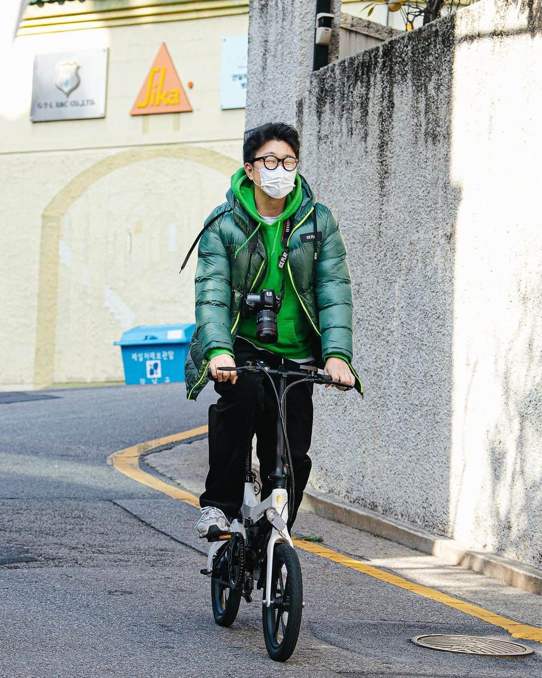 가로수길 , Seoulのインスタグラム：「Street #AD #제품협찬  @iceplayofficial 🔥🔥 나는 스트리트 포토그래퍼 나는 오늘도 거리를 누빈다. 추운 겨울 날 따스하게 해주는건 내복하나 패딩하나 .. 오늘은 누굴 찍을까 내일은 누굴 찍을까.. 패딩 하나 내복 하나면 이 추위도 두렵지 않지 😂😂😂😂  Thank you @foto_jo_」