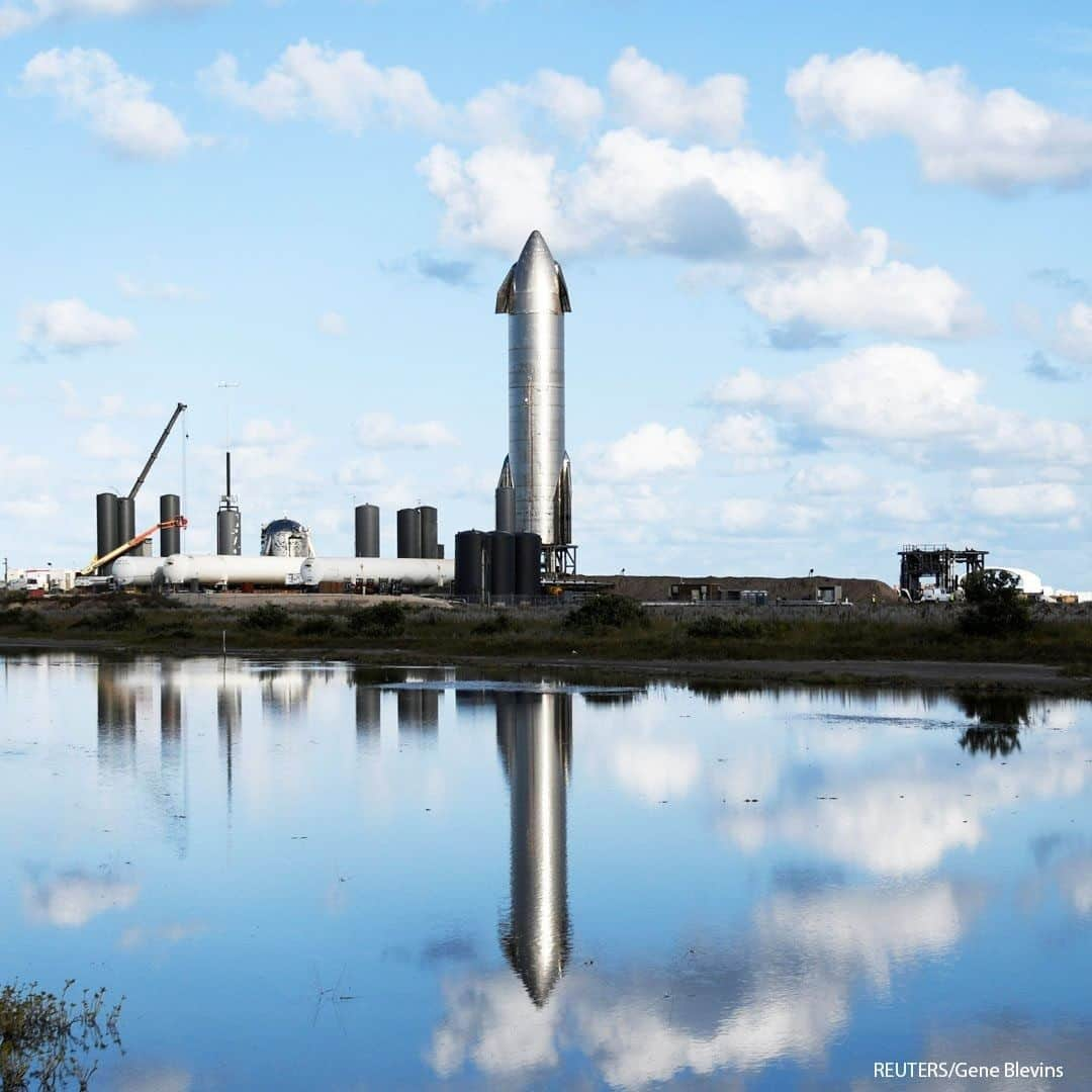 ABC Newsさんのインスタグラム写真 - (ABC NewsInstagram)「SpaceX prepares their super heavy-lift Starship rocket for a test launch at the company's facilities in Boca Chita, Texas #spacex」12月2日 20時30分 - abcnews