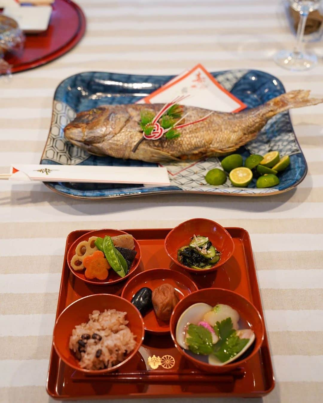 岡田ユリエさんのインスタグラム写真 - (岡田ユリエInstagram)「先日、お家でお食い初めをしました🍚🥢 外でやろうか取り寄せしようか、悩んでたら 母が料理を用意してくれた🥺ありがとう。  やっぱり母の料理が1番すき。 わたしも将来子供にそう思ってもらえるようになるといいな☺️ 一生食べるものに困りませんように✨🙏  #お食い初め #お食い初め手作り #生後100日 #100日」12月2日 20時30分 - yuriiie0729