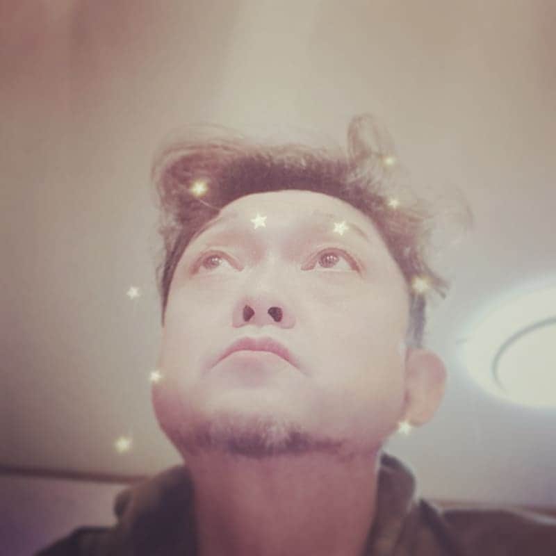 松本隆博のインスタグラム：「。 どうも！ 12月イベントのほとんど 全てがキャンセルとなり ました…( ´ ▽ ` )。。 やり取り何度もしたものや 既に飛行機や宿を抑えてる ものも多くあります💦。。 …これだけ来ると(~_~ 頭の回りに星が舞う✩.*˚  ここで一句！  時止まる… しかし目ん玉… グルグル回る…🌀  師走とて… 講師止まりて… 次思う…  はいはい次次(˙◁˙) 来年来年はいはいー （笑）  ～人生遊歩道～」