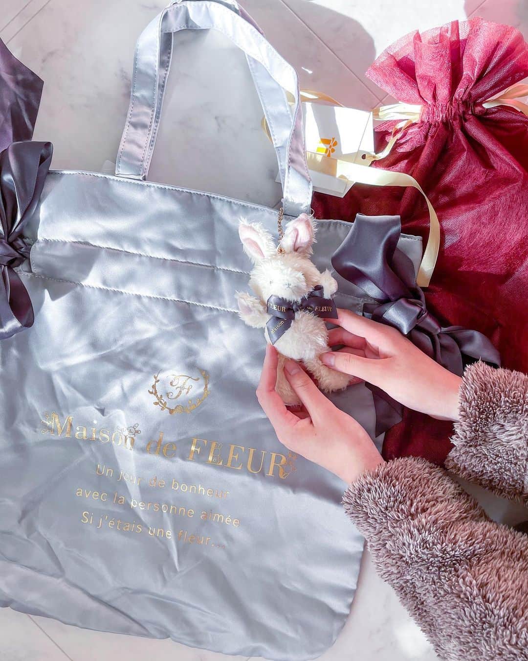 のインスタグラム：「もうすぐクリスマス🎄﻿ ﻿ 今年はAmazonのクリスマスギフトストアで商品を購入したよ🎁﻿ ﻿ ﻿ AmazonFashionで見つけたメゾンドフルールの﻿ 【ラビットチャーム付きダブルリボントートバッグ】🐰﻿ ﻿ 中学生の娘ちゃんがメゾンドフルールが好きで、リュックを気に入って使っているので﻿ 可愛いサブバッグを買ってあげたかったの🥰﻿ ﻿ ﻿ クリスマス限定のギフトラッピングも出来るから、﻿ なかなか会えない家族や友人にもAmazonを使えば気軽にプレゼントを贈る事が出来るのも嬉しい💕﻿ ﻿ ﻿ みんなはどんなギフトを考えてる？？﻿ ﻿ ﻿ #amazonで発見﻿ #Fashion #ファッション﻿ #アマゾンファッション#クリスマスギフト﻿ #PR #amazonfashionjp﻿ #クリスマスプレゼント#クリスマス﻿ #ホリデーギフト @amazonfashionjp」