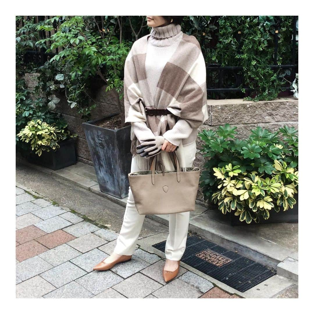 Felisi Japan 〔フェリージ〕さんのインスタグラム写真 - (Felisi Japan 〔フェリージ〕Instagram)「【Beige Shades Coordinata】 . オフホワイトからベージュのワントーンの配色を ブラウンの小物で引き締め、メリハリのあるスタイリングに。 大判のチェック柄ストールやニット×レザーのグローブなど、 小物使いが光るラグジュアリーなコーディネートです。 . . Bag：Felisi Price：¥75,900 . Stole：PIACENZA Price：¥35,200 . Knit：ZANONE Price：¥41,800 . Pants：INCOTEX Price：¥35,200 . Belt：Felisi Price：¥20,900 . Glove：Felisi Price：¥29,700 . Shoes：PELLICO Price：¥52,800 . . . #felisi #felisiselection #beigeshades #womensfashion #womensstyle #coordinate #piacenza #zanone #incotex #feliw #pellico #フェリージ #フェリージセレクション #ピアチェンツァ #大判ストール #ワントーンコーデ #カジュアルコーデ #シンプルコーデ #ザノーネ #インコテックス #ペリーコ #冬コーデ」12月3日 7時26分 - felisi_japan