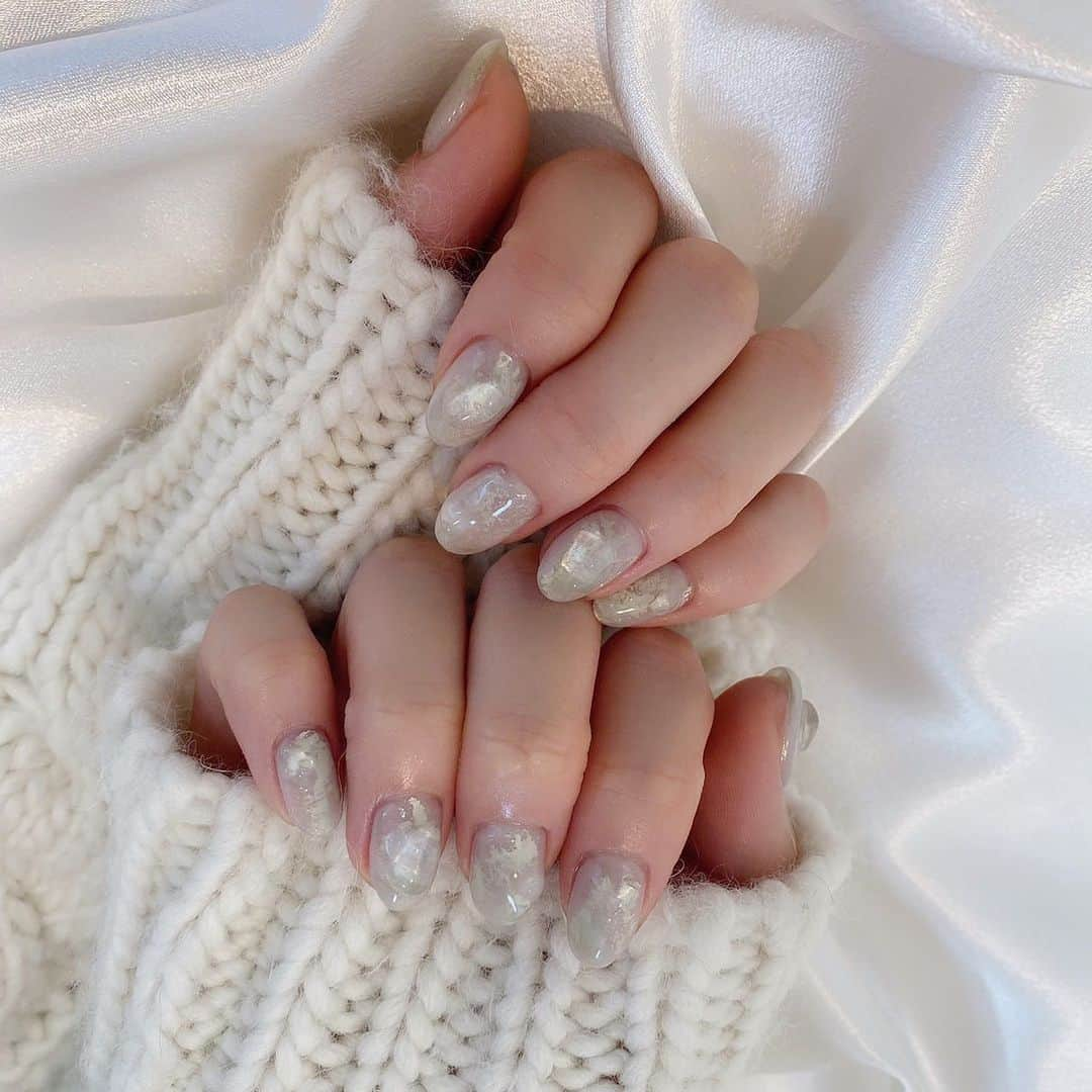 舟山久美子（くみっきー）さんのインスタグラム写真 - (舟山久美子（くみっきー）Instagram)「NEW NAIL💋 淡ーいブルーで手が綺麗に見えるようにちゅるんと優しい雰囲気にしてもらいました。 足もお気に入り✨ 次は手にもやりたいな❤︎ @cherielamer_asami  @cherie_la_mer  いつもありがとうございます😘💋 #new #nail #ネイル #ネイルデザイン #冬ネイル #クリスマスネイル」12月3日 7時27分 - kumikofunayama