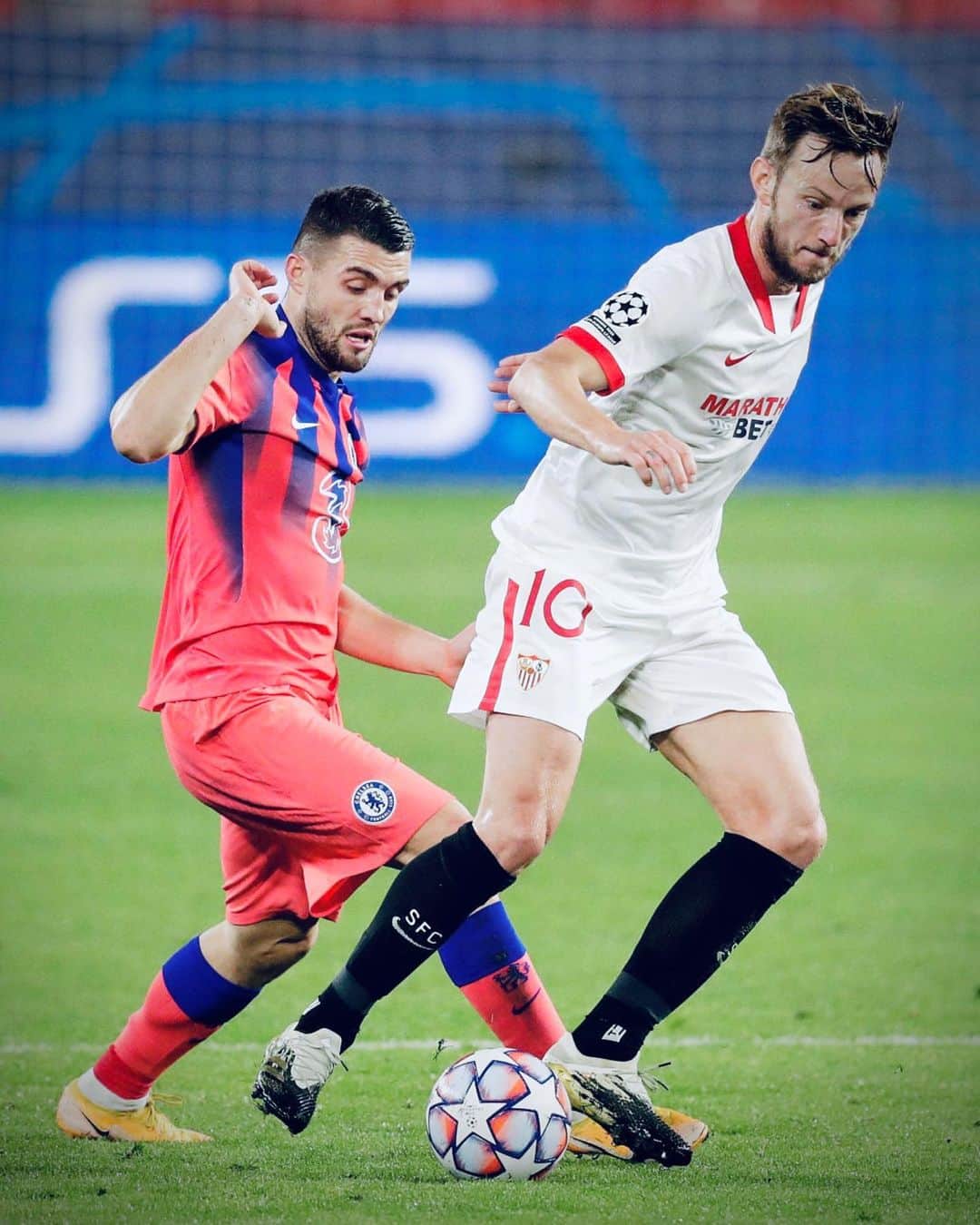イヴァン・ラキティッチのインスタグラム：「Partido muy difícil. No era el resultado esperado pero seguimos con la maxima confianza y motivación! #VamosMiSevilla #ivanrakitic 💪🏻🔴⚪️ —  Difficult Game tonight, it is not the result expected but we will continue with confidence and motivation! #WeAreSevilla 💪🏻🔴⚪️」