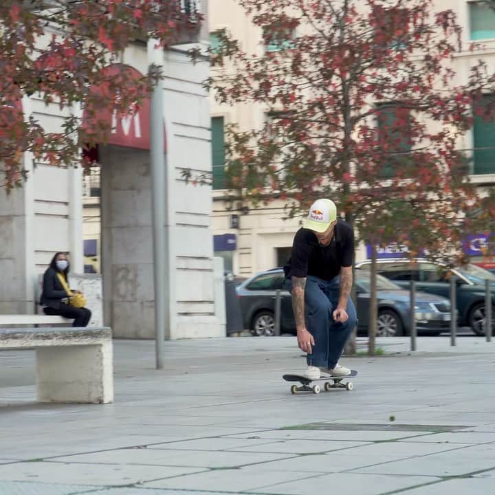 グスタボ・リベイロのインスタグラム：「The new @berrics X @cariumaskateboarding shoes is available tomorrow 😏 get ready 🔥🎥 @emidiosilva」