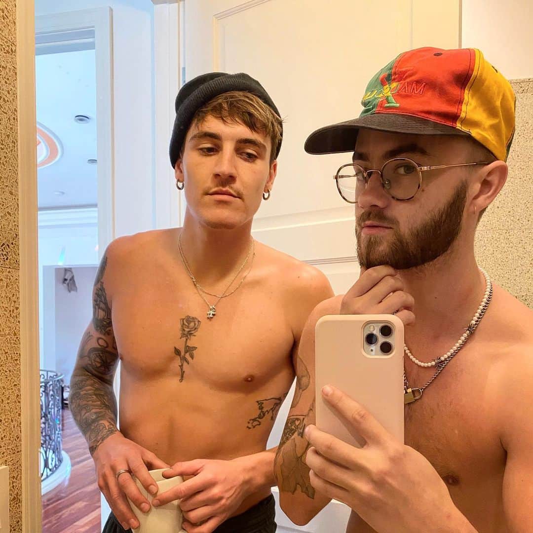ジャック・ジョンソンのインスタグラム：「No Shave November - before and after (who has a more noticeable difference me or @sammywilk)」