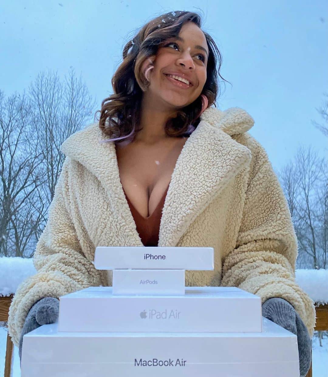 Nia Sioux Frazierさんのインスタグラム写真 - (Nia Sioux FrazierInstagram)「HEY GUYS!! HAPPY HOLIDAYS!! We’re doing an EARLY Christmas GIVEAWAY!! 🎄🥳 @coolprizes4you (Sponsored/Sweepstakes)  - Would you like to WIN a BRAND NEW iPHONE 12, Macbook, or iPad & AirPods🤩 - Let’s get it!!! Entering to win is EASY & takes less than 30 seconds!  - Save this post & go to ➡️ @coolprizes4you and follow EVERYONE that page is following. That’s it-so easy!🤑 - 🎄BONUS🎄Save this post + share in your stories & tag @coolprizes4you and tell me your favorite thing about December  - NO PURCHASE NECESSARY. VOID WHERE PROHIBITED. Not affiliated with Instagram or any of the brands. By entering you release Instagram from any liability. Entries will be accepted from December 2nd 2020 until December 5th 2020 at 10:59:59 PM EDT. Winner(s) to be chosen by random drawing.  - ☠️BEWARE OF IMPOSTERS☠️do NOT communicate with ANY other accounts other then @internationalloops ! - Looking to grow your brand/business🚀 Contact @internationalloops today.❤️」12月3日 6時00分 - niasioux
