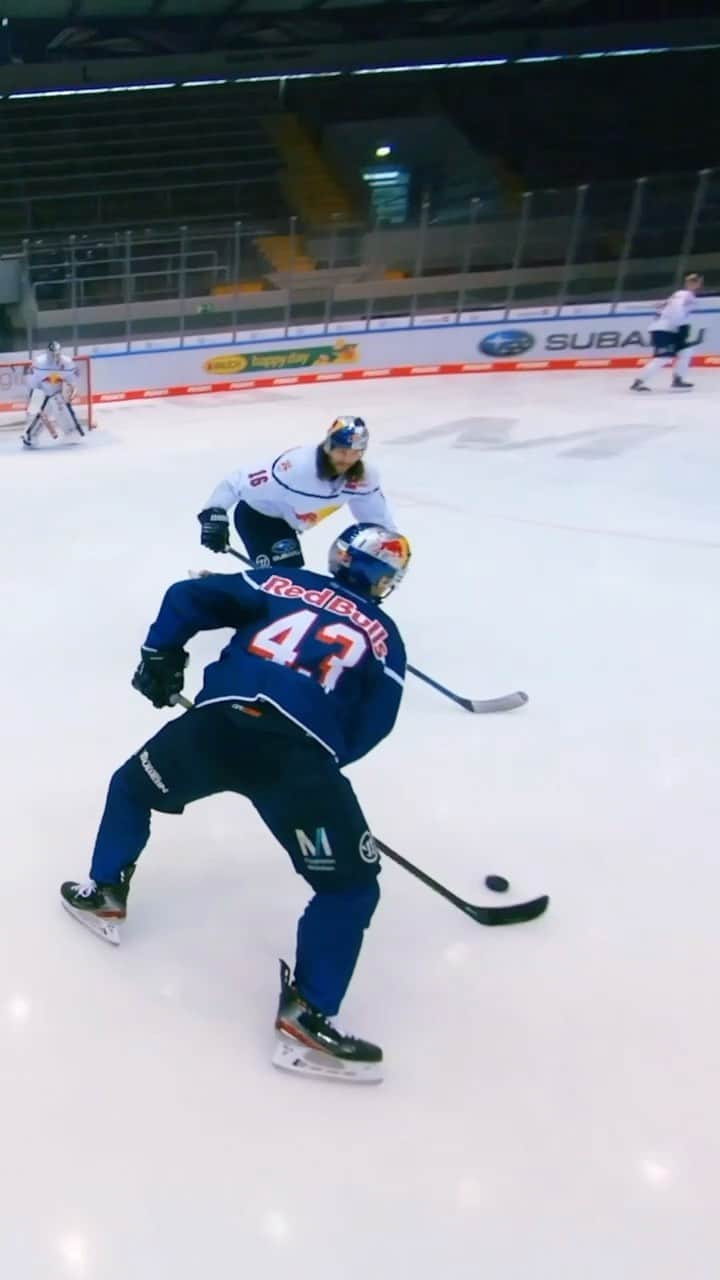 レッドブルのインスタグラム：「you said you want to be right in the action... our camera crews listened 😏 😍  🏒 : @redbullmuenchen  #redbull #givesyouwiiings #icehockey #miiinga #hockey #ehcmunchen #drone #dronecamera #POV」