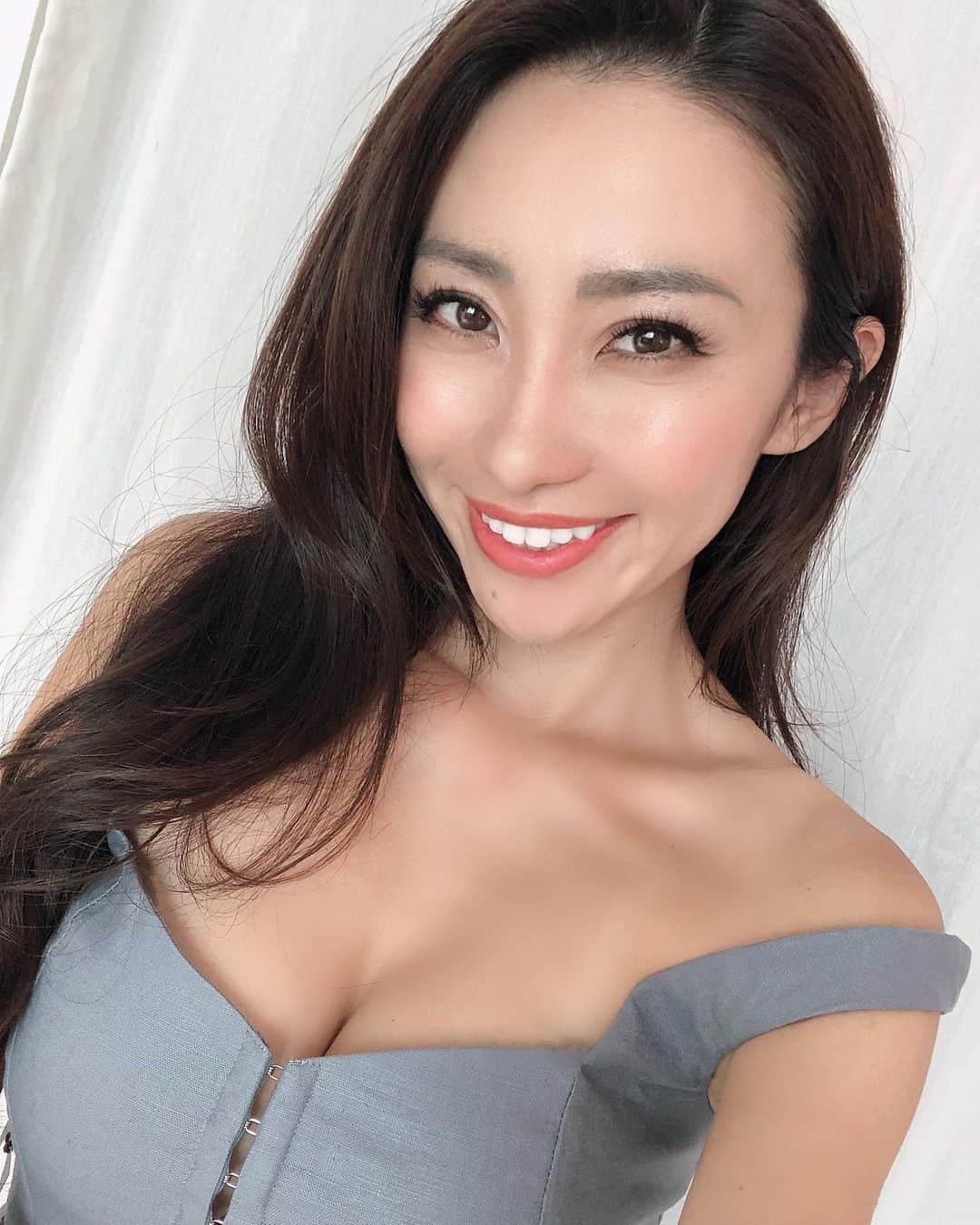 春名愛海のインスタグラム：「I’m thinking of cutting my bands and dye my hair 🤔 Since we are on lockdown again and I don’t see myself working too often as a model I can play with my hair ❤︎ ロサンゼルスがロックダウンになり、あんまりお仕事も来なそうだし茶髪にしたり前髪作ったりしてみようかな❤︎どうかな🤔 . . .  #love #ファッション #时尚 #패션#japanese  #asian #boymom #happy #lalife #influencer #momlife #losangeles #lockdown2020 #japnesemodel #ロサンゼルス #カリフォルニア #アメリカ在住 #バイリンガル #海外生活 #ロックダウン  #ママリ  #インフルエンサー #photoshoot #modellife #asianmodel #revolvewinter」