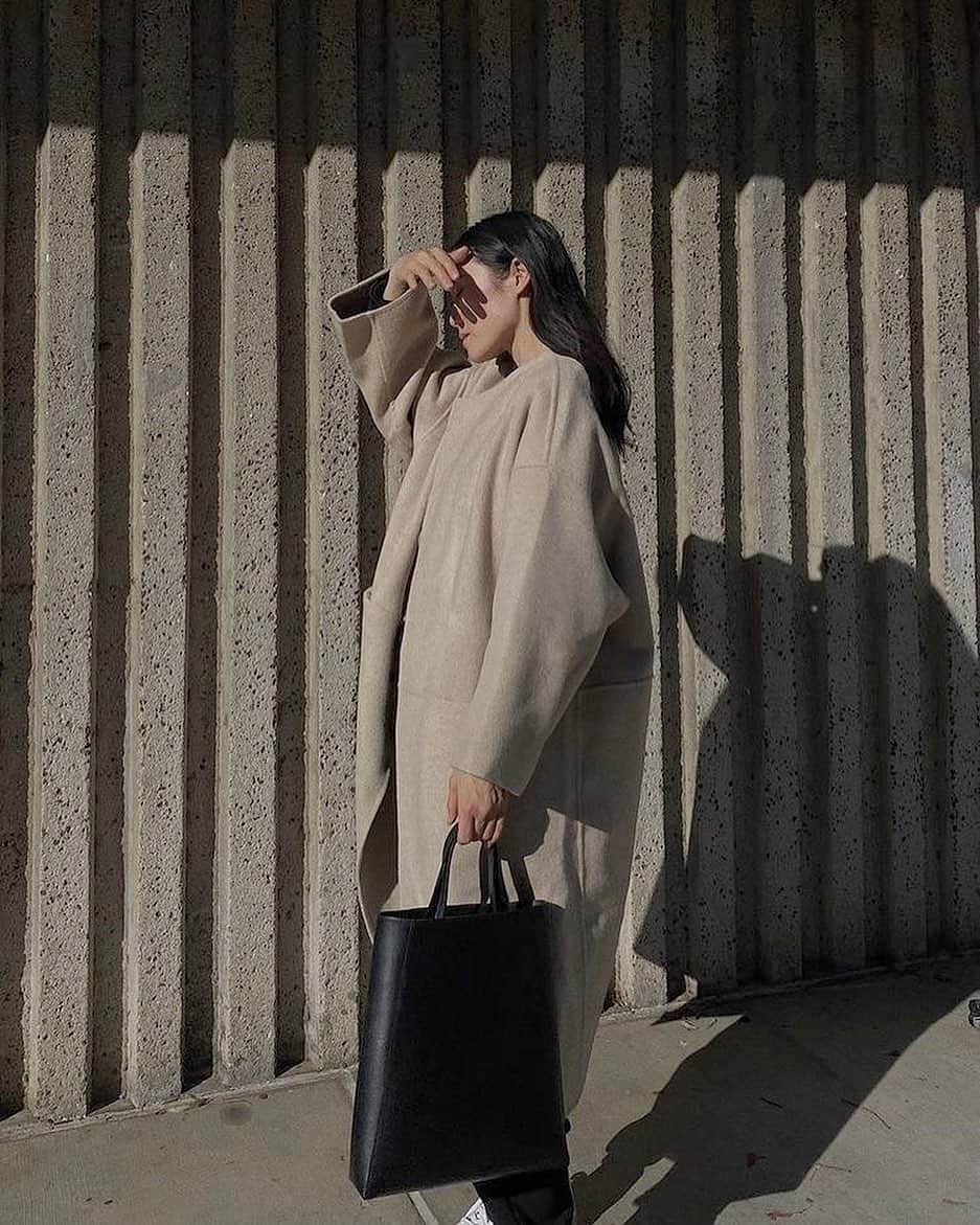 JanessaLeoneのインスタグラム：「BAG 01 _____ Structured tote with adjustable straps.  #janessaleone」