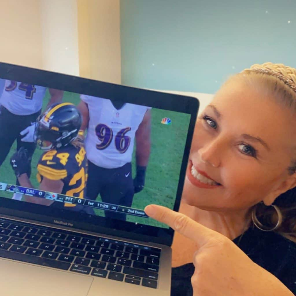 アビー・リー・ミラーさんのインスタグラム写真 - (アビー・リー・ミラーInstagram)「FINALLY!!!   #steelers #steelersnation #pgh #pittsburgh #aldcpgh #aldcla #losangeles #abbyleemiller #abby #abbyleedancecompany #abbylee #ALDC #aldcalways」12月3日 6時08分 - therealabbylee