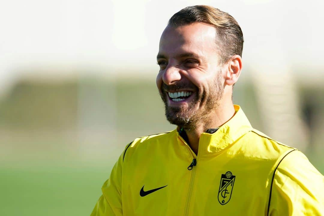 グラナダCFさんのインスタグラム写真 - (グラナダCFInstagram)「Terminamos el miércoles con la sonrisa 😃 de @r9soldado ❤️🤍⠀ Mañana... ⚽️🇪🇺⠀ ¡A descansar granadinistas! 🌙⠀ ⠀ #EternaLucha #GranadaCF #Granada #futbol」12月3日 6時09分 - granadacf