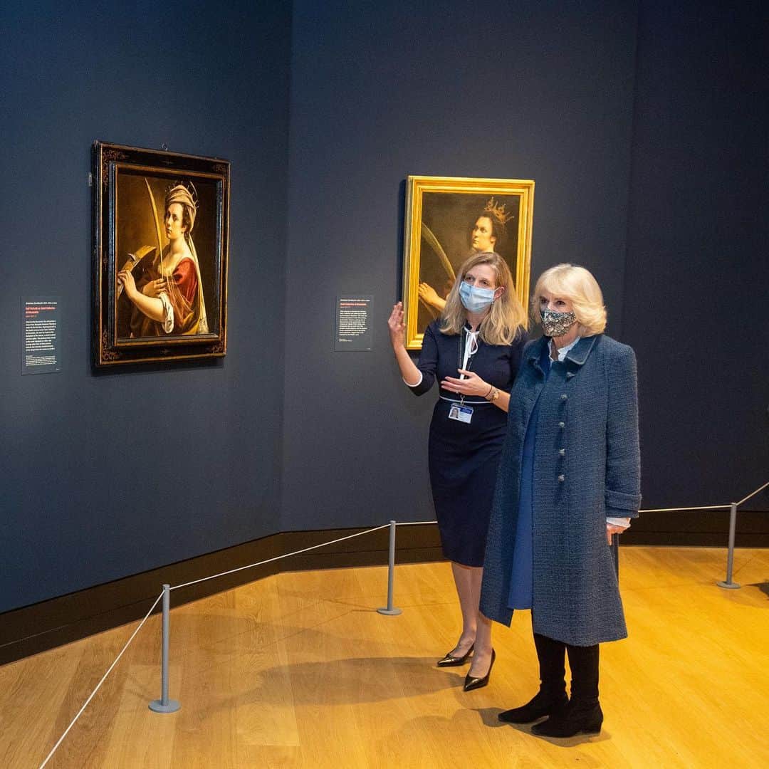クラレンス邸さんのインスタグラム写真 - (クラレンス邸Instagram)「The Prince of Wales and The Duchess of Cornwall have visited the @nationalgallery as it reopens today following the end of the second lockdown.   The Prince is Patron of the National Gallery and Their Royal Highnesses both toured the ‘Artemisia’ and the ‘Titian: Love Desire Death’ exhibitions.  The Duchess visited the @nationalgallery earlier this year following the end of the first lockdown and 111 days of being closed to the public.  📸 PA」12月3日 6時15分 - clarencehouse