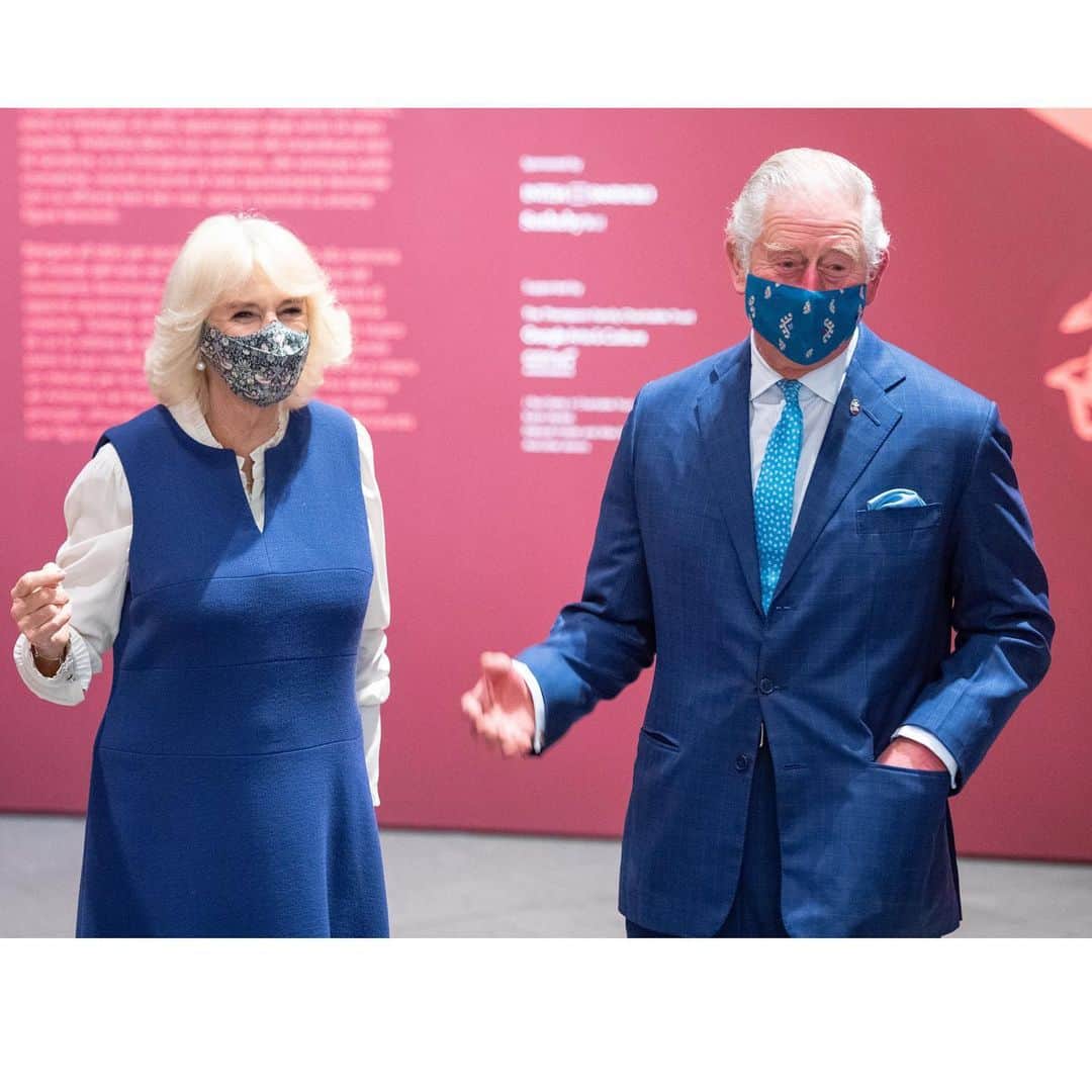 クラレンス邸さんのインスタグラム写真 - (クラレンス邸Instagram)「The Prince of Wales and The Duchess of Cornwall have visited the @nationalgallery as it reopens today following the end of the second lockdown.   The Prince is Patron of the National Gallery and Their Royal Highnesses both toured the ‘Artemisia’ and the ‘Titian: Love Desire Death’ exhibitions.  The Duchess visited the @nationalgallery earlier this year following the end of the first lockdown and 111 days of being closed to the public.  📸 PA」12月3日 6時15分 - clarencehouse