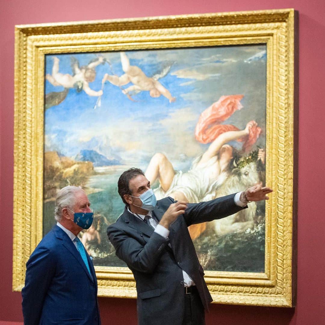クラレンス邸さんのインスタグラム写真 - (クラレンス邸Instagram)「The Prince of Wales and The Duchess of Cornwall have visited the @nationalgallery as it reopens today following the end of the second lockdown.   The Prince is Patron of the National Gallery and Their Royal Highnesses both toured the ‘Artemisia’ and the ‘Titian: Love Desire Death’ exhibitions.  The Duchess visited the @nationalgallery earlier this year following the end of the first lockdown and 111 days of being closed to the public.  📸 PA」12月3日 6時15分 - clarencehouse