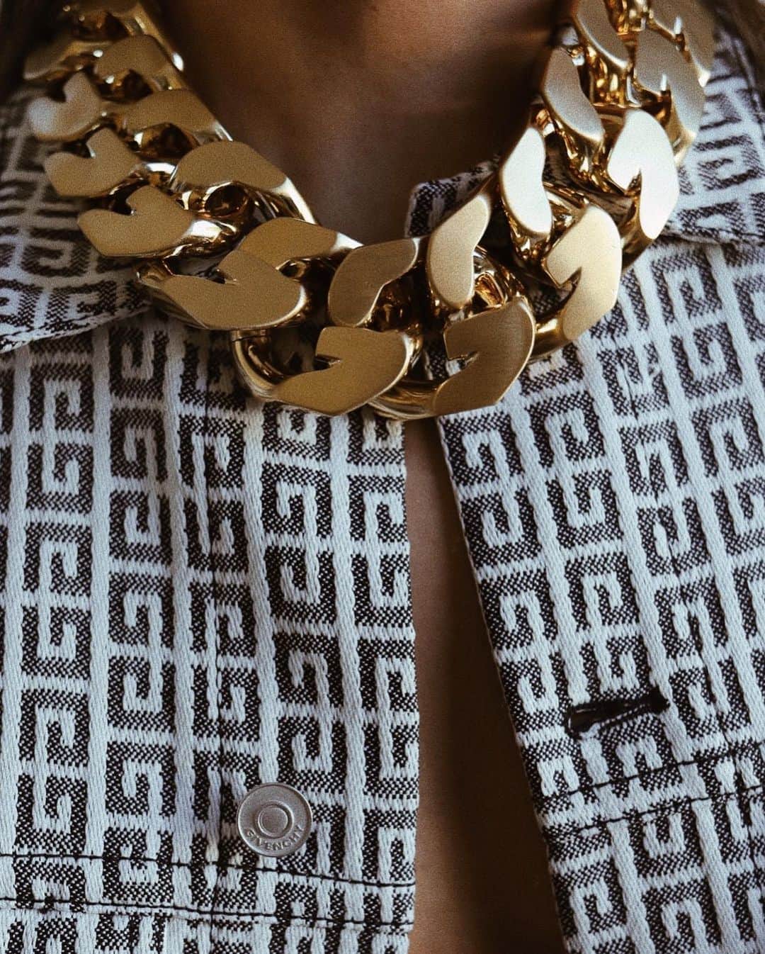 ジュリー・サリニャーナのインスタグラム：「Details. ✨💫 @givenchyofficial by @matthewmwilliams #givenchyfamily」