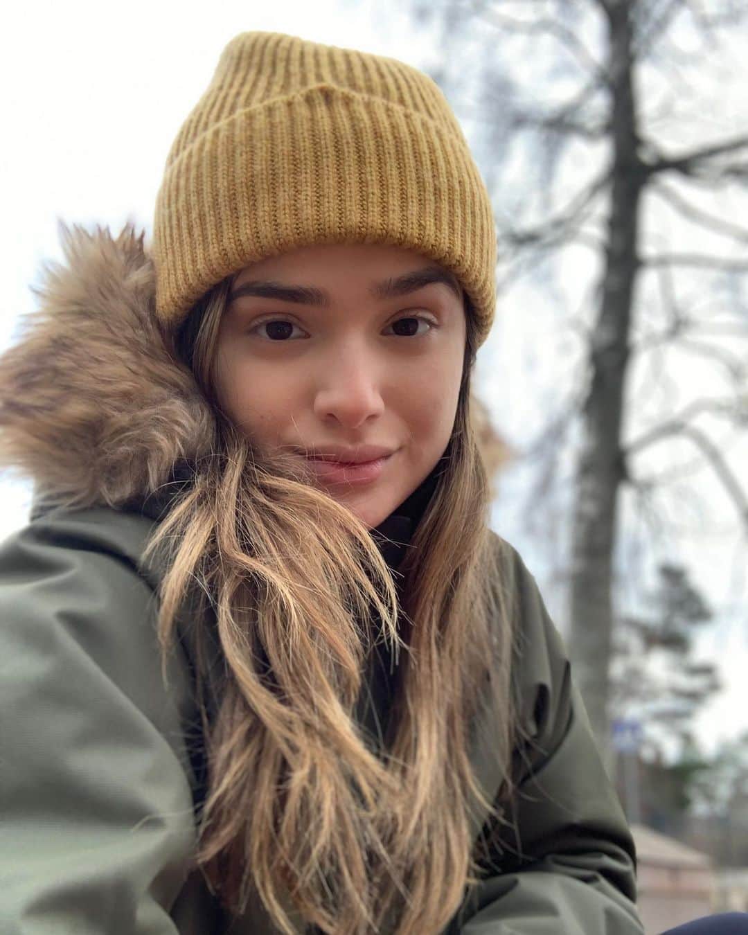 チャチー・ゴンザレスのインスタグラム：「It’s the most wonderful time of the year 🎶...but it’s also the time of the year when your lips, skin and hair is dry...and maybe you missed giant patches on your legs while shaving but you’re not mad at it because you could use the extra fur for some warmth.....but yes...it’s a wonderful time 😂」