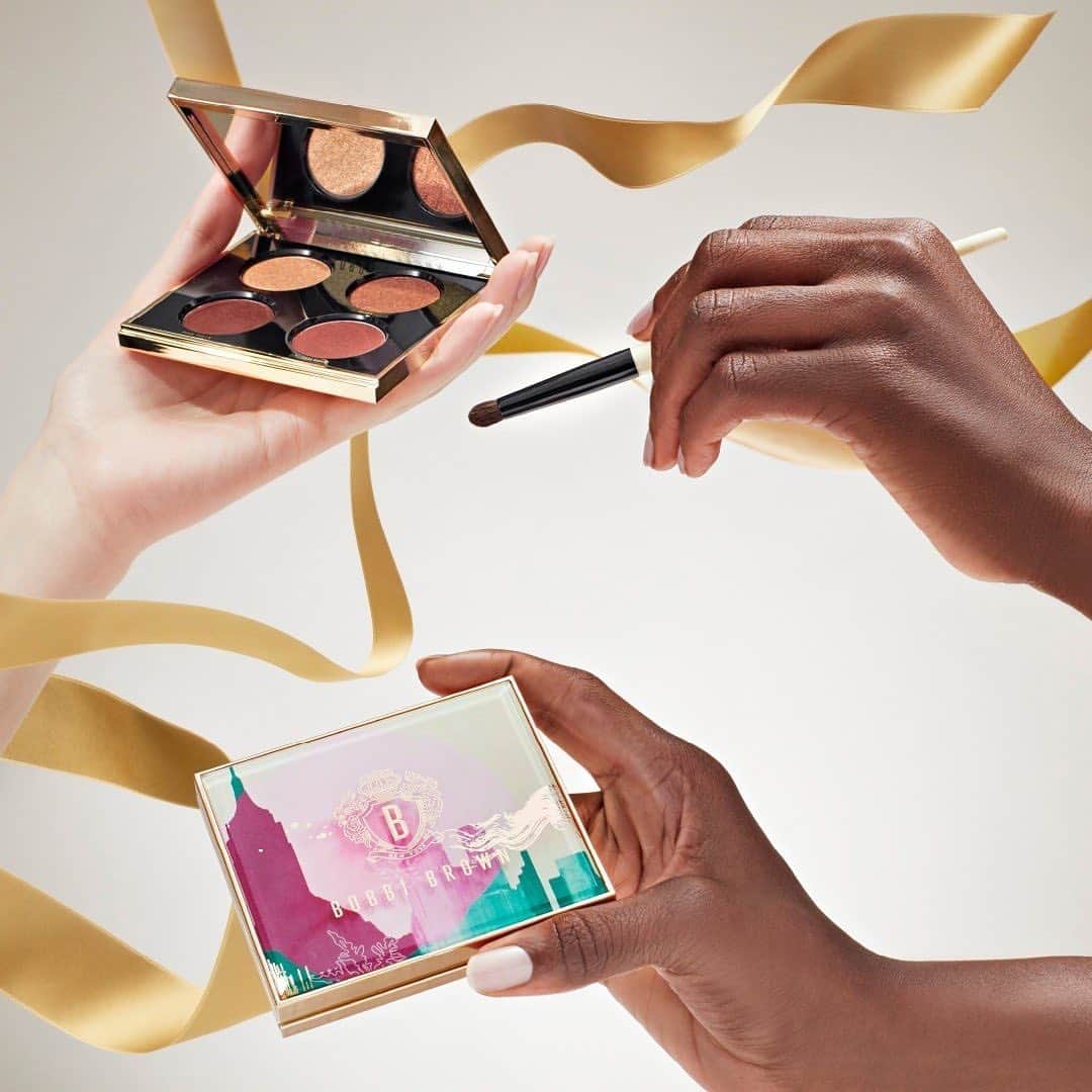のインスタグラム：「New work for @bobbibrown / Photo by @vincentgapaillard 💄New look with this season's limited edition pallet😉💕 #BobbiBrown #Cometics」