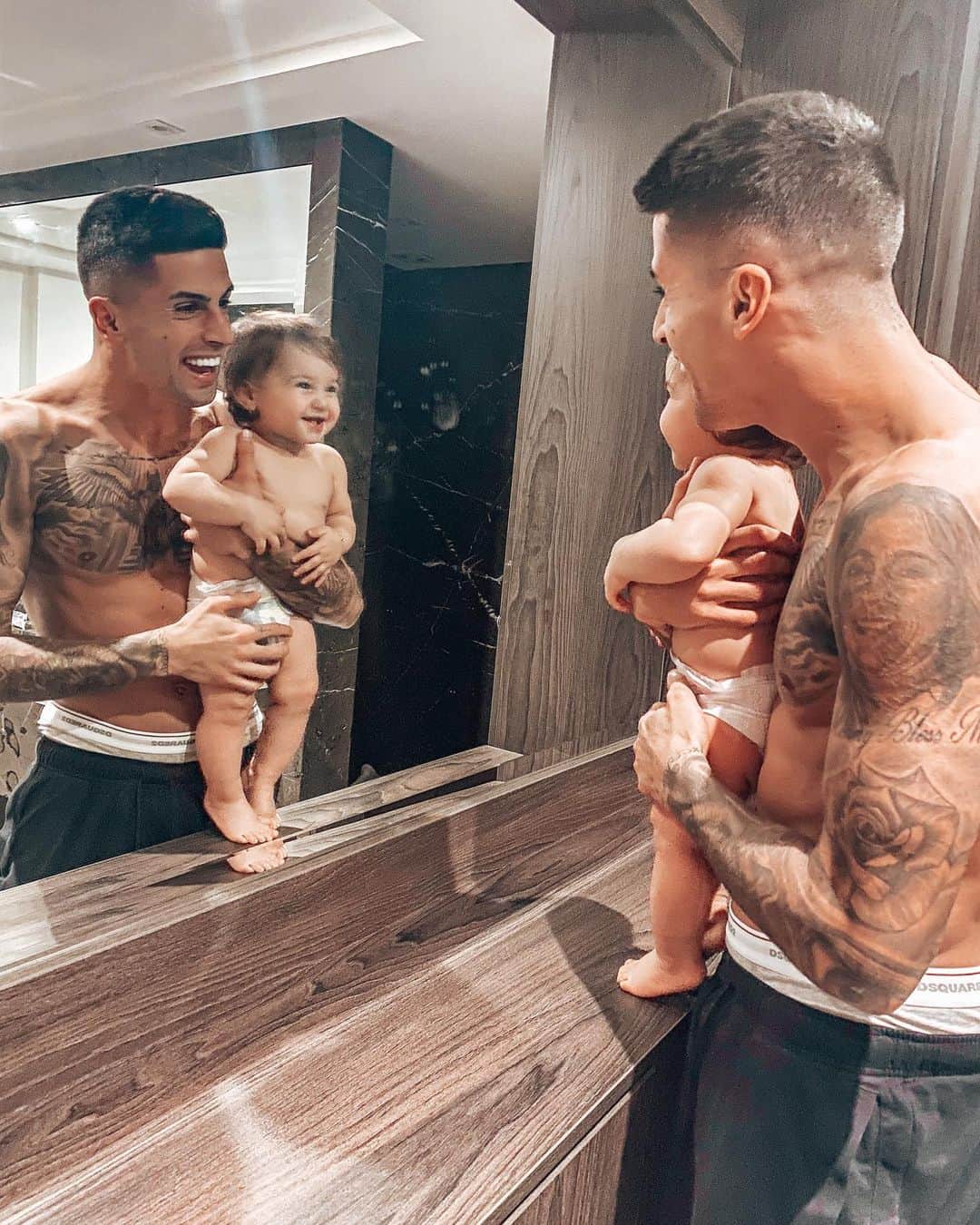 ジョアン・カンセロのインスタグラム：「Your smile is my happiness and my happiness starts when I see you smiling 👼🏼❤️ #babyalicia」