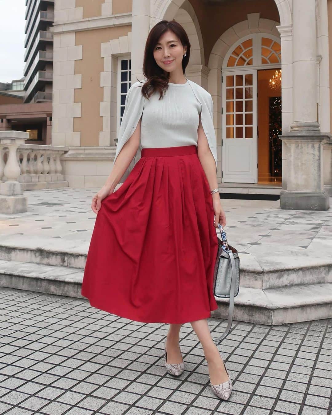 ImotoEtsuyo さんのインスタグラム写真 - (ImotoEtsuyo Instagram)「#おはようございます  ・ ・ 先日のコーデ @sharesgarden の スカートは3着目です！  ・  上質で光沢感のあるタフタ素材。 #マスタード 、#ロイヤルブルー に続き 今回は　#バーガンディ ！ ・ 少し落ち着きのある色味が 大人可愛いですね！ ・ こちらはレギュラー丈です。 身長や好みに合わせて 丈を選べるのも良いですよね！ お色は19色展開なので 選ぶのも楽しいですよ。 ・ ・ #skirt ➡︎ @sharesgarden  #tops ➡︎ @lialapg  #bag ➡︎ @fendi   #fashion  #ootd  #outfit  #outfits  #style #フレアスカート  #ロングスカート  #きれいめコーデ  #キレイめコーデ  #大人コーデ  #大人可愛い  #コーデ  #エレガント  #美肌  #美素肌  #白肌  #smile  #happy  #love  #セントラル」12月3日 6時28分 - bisuhada