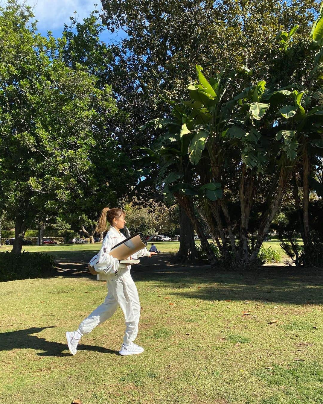 ローラさんのインスタグラム写真 - (ローラInstagram)「early bird 🦢 ✨きょうも早起きをしてオフィスに向かう前に、運動＋読書で1日をはじめたよ〜♪ 運動は健康な体をつくるだけじゃなくて、思考もポジティブにしてくれるからだいすき♪」12月3日 6時32分 - rolaofficial