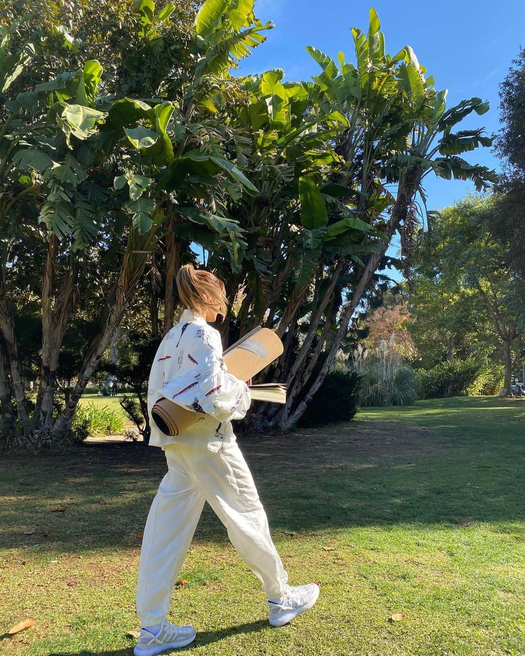 ローラさんのインスタグラム写真 - (ローラInstagram)「early bird 🦢 ✨きょうも早起きをしてオフィスに向かう前に、運動＋読書で1日をはじめたよ〜♪ 運動は健康な体をつくるだけじゃなくて、思考もポジティブにしてくれるからだいすき♪」12月3日 6時32分 - rolaofficial