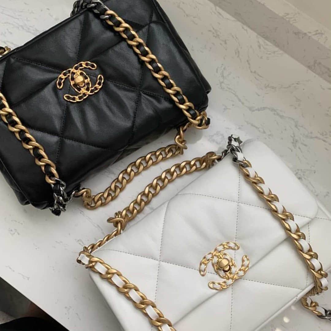 GILTのインスタグラム：「Which #Chanel 19 are you eyeing? Photo by: @sofitreasures.」