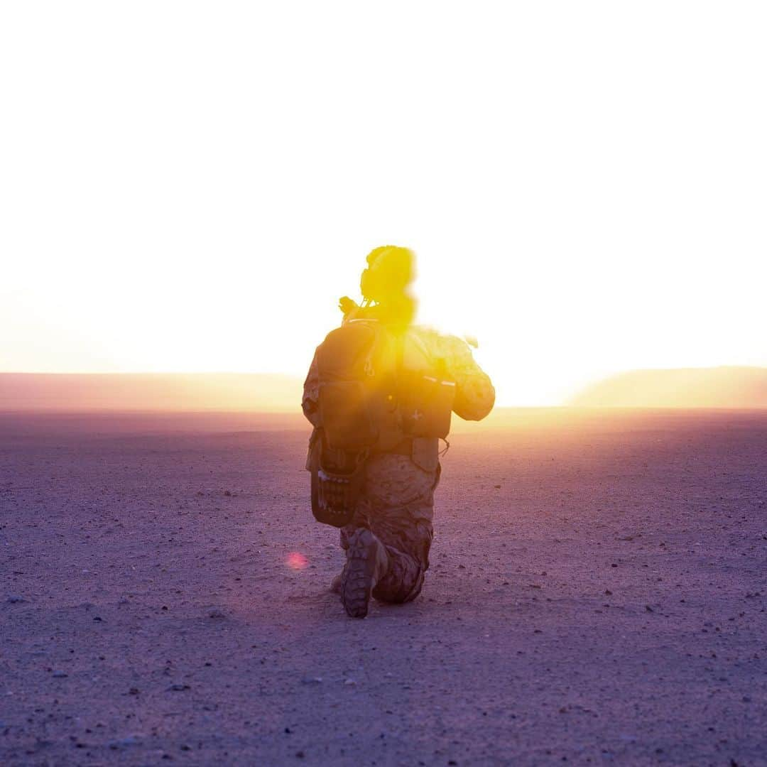 アメリカ海兵隊さんのインスタグラム写真 - (アメリカ海兵隊Instagram)「Blinding Light  A Marine, assigned to Special Purpose Marine-Air Ground Task Force - Crisis Response - Central Command, sets security during a training exercise in Kuwait.   The tactical recovery of aircraft and personnel training prepares Marines to recover isolated sensitive material and personnel in the event of a downed aircraft. (U.S. Marine Corps photo by Sgt. Brendan Custer)  #USMC #Marines #Military #Training」12月3日 6時42分 - marines