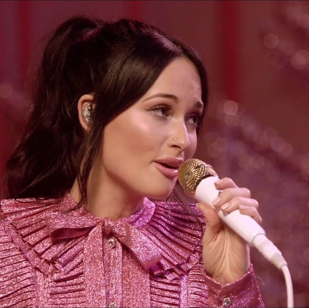Vevoさんのインスタグラム写真 - (VevoInstagram)「No one does Christmas cheer quite like @spaceykacey 🎄Watch her and @troyesivan serenade us in "Glittery" ✨ ⠀⠀⠀⠀⠀⠀⠀⠀⠀ ▶️[Link in bio] #KaceyMusgraves #TroyeSivan #Glittery #TheKaceyMusgravesChristmasShow」12月3日 6時55分 - vevo