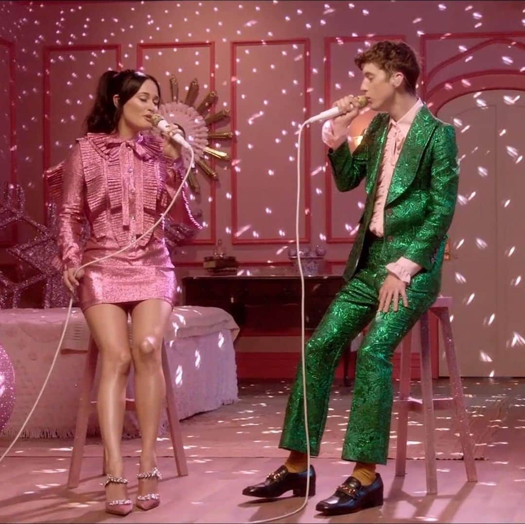 Vevoさんのインスタグラム写真 - (VevoInstagram)「No one does Christmas cheer quite like @spaceykacey 🎄Watch her and @troyesivan serenade us in "Glittery" ✨ ⠀⠀⠀⠀⠀⠀⠀⠀⠀ ▶️[Link in bio] #KaceyMusgraves #TroyeSivan #Glittery #TheKaceyMusgravesChristmasShow」12月3日 6時55分 - vevo