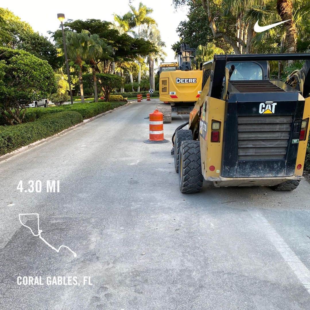 レイ・アレンのインスタグラム：「Life is designed for us to overcome obstacles. Not a day goes by that there isn’t something in our way or some B.S. that we have to deal with.  You can complain about it or just run right by it! Your choice! Put a bulldozer in my way all you want, watch me roll! #runningisfree #igotminein」