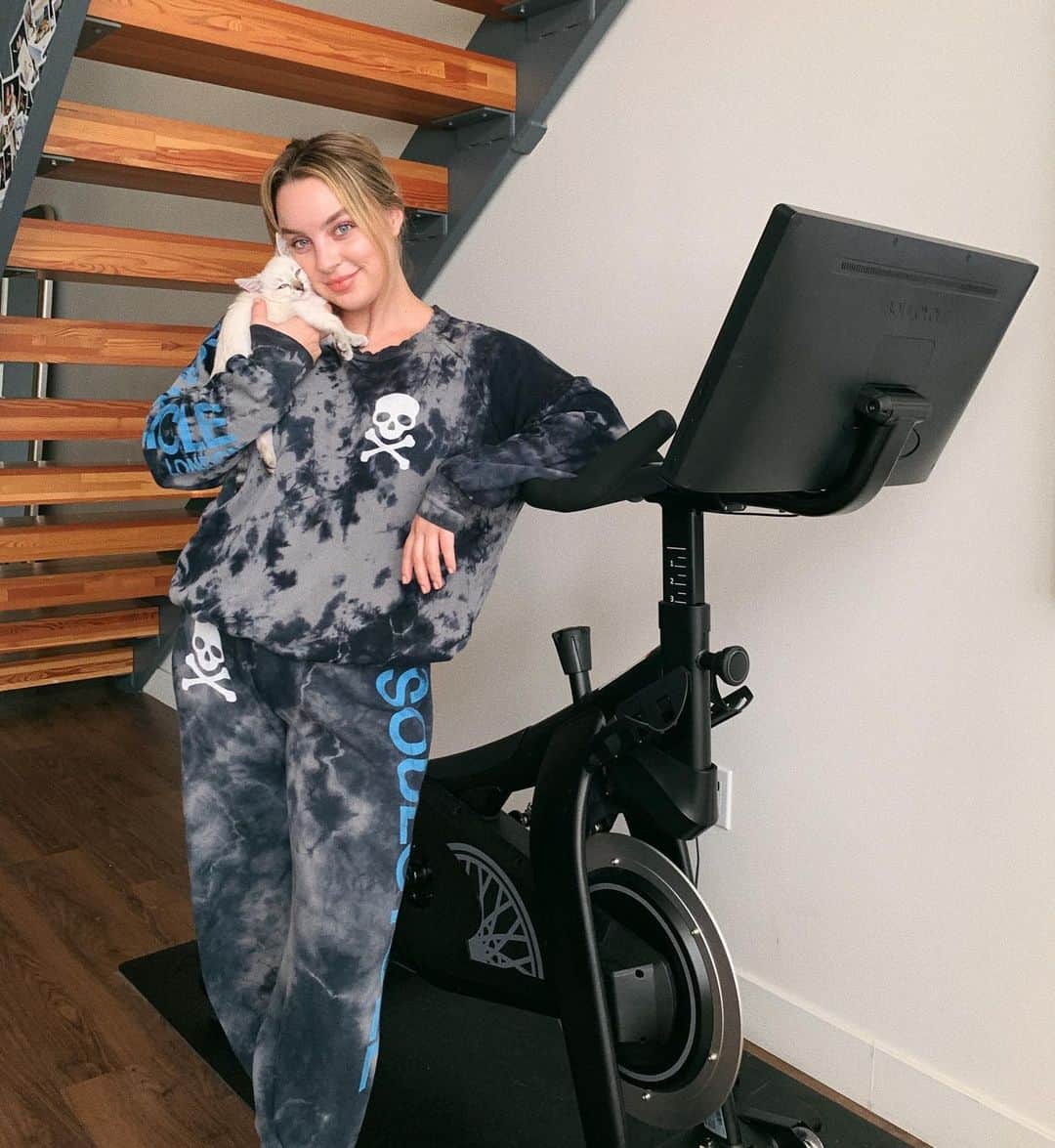 アレクサ・ロジーのインスタグラム：「@variis #variispartner I am in love with @sydmiller's class. I always look forward to taking her class when I'm in New York but now I can get my fix whenever. She’s so positive, picks the best music and makes me feel like I can overcome any battle. Her classes are so challenging but in the best way possible. Getting to vibe with Sydney from home has been a game changer. @soulcycle」