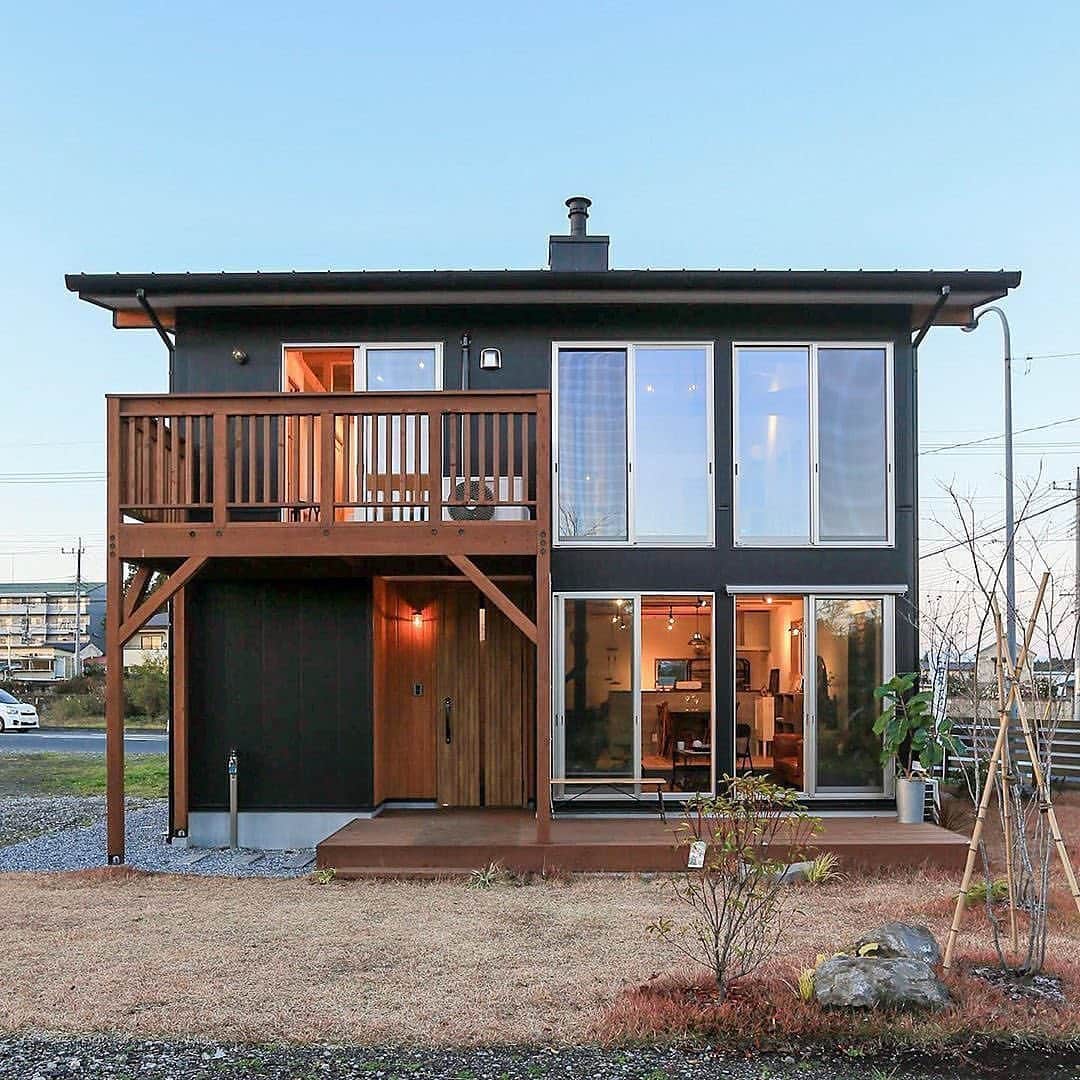 ネキストホームのインスタグラム：「シンプルで飽きのこない外観✨ その他の施工事例は　@nexthausdesign1947 からホームページへ行ってチェックしてください😆✨・ - - - - - - - - - - - - - - - - - - - - - ・ 時を超えた、 新しいスタンダード。 #NEXTHAUSDESIGN ・ - - - - - - - - - - - - - - - - - - - - - - - - - - - - more photos → @nexthausdesign1947 - - - - - - - - - - - - - - - - - - - - - - - - - - - - ・ #ネクストハウスデザイン は心地よい#木の家 をお客様と一緒につくる#木造 の#注文住宅 を中心とした、創業1947年に創業した#宇都宮市 の#工務店 です。 ・ 大手ハウスメーカー 等が推奨する、30年ごとに建て替える家ではなく、#無垢材 やモイス などの#自然素材 を使い、そのご家族の#暮らし 方に合わせた#心地よい暮らし をご提案しています。 ・ そんな#家づくり を実際に体感できる#モデルハウス がありますので、ぜひご見学ください。 ・ あなたの理想の#マイホーム の答えが私たちの#家づくり にあります。 ・ #新築 用の#土地探し から#住宅ローン 等の資金計画まで、DMやメール、お電話等でいつでもご相談ください。 ・ #マイホーム計画 中の方は、HPより資料請求して頂ければ、コンセプトブック等をお届けいたします。 ・ ↓のプロフィール欄からHPに移動できます。 ・ - - - - - - - - - - - - - - - - - - - - - @nexthausdesign1947 - - - - - - - - - - - - - - - - - - - - - ・ ・ 施工対応エリア ・ #栃木県 全域 #宇都宮市 #さくら市 #真岡市 #下野市 #日光市 など ・ 車で1時間以内の範囲を主に施工エリアとしていますが、それ以外の地域の方もお気軽にご相談ください。 - - - - - - - - - - - - - - - - - - - - - このインスタの管理人は世界を変える住宅屋 @mizonobe です。 家づくりに関することも、そうで無いことも ご相談お待ちしてます！」