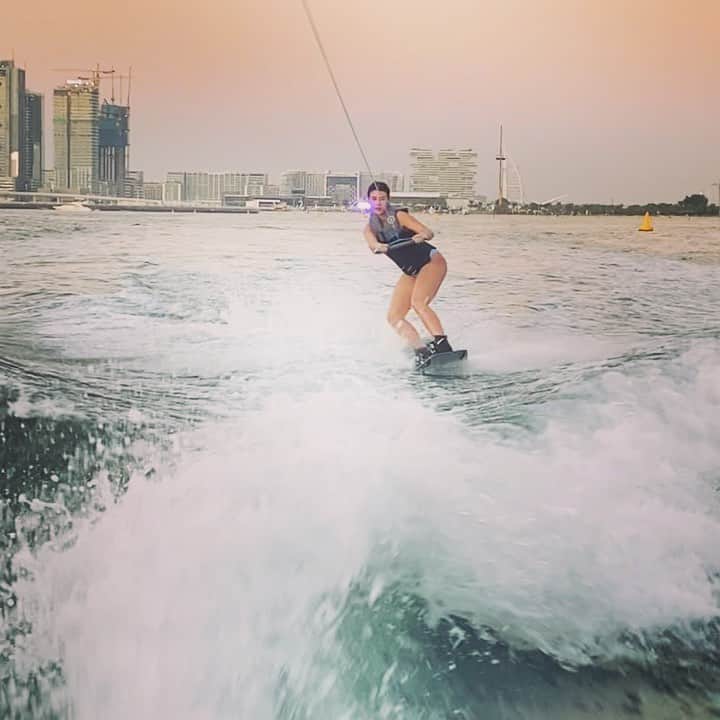 エイミー・ウィラートンのインスタグラム：「Mama Bear and Dada Bear go #wakeboarding 😆 #parentspoppingout   .... def past my downer day now( AKA PMT 😫👌) so glad I shared though as I had so many lovely understanding messages and it really helps to just put it out there sometimes 😆... anyway I’m back feeling like the luckiest people on 🌎to be here ! Happy #nationaluaeday Dubai thanks for keeping us 🇦🇪 #december #manofmylife」