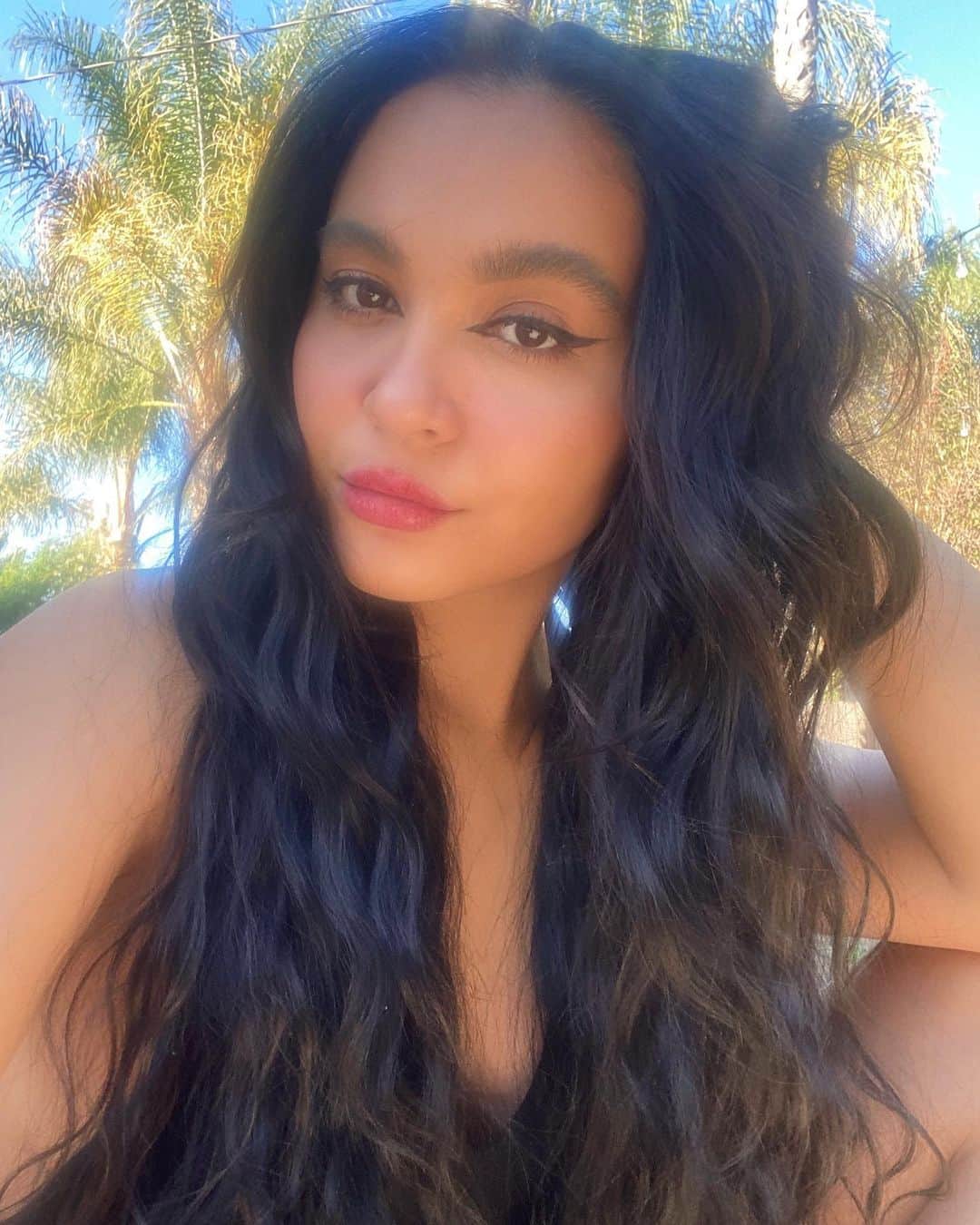 ステラ・ハジェンズのインスタグラム：「took me twenty minutes to figure out how to post an Instagram photo now but it’s alright because @chaviv_hair is a Christmas miracle worker with this hair 😍🧜‍♀️」
