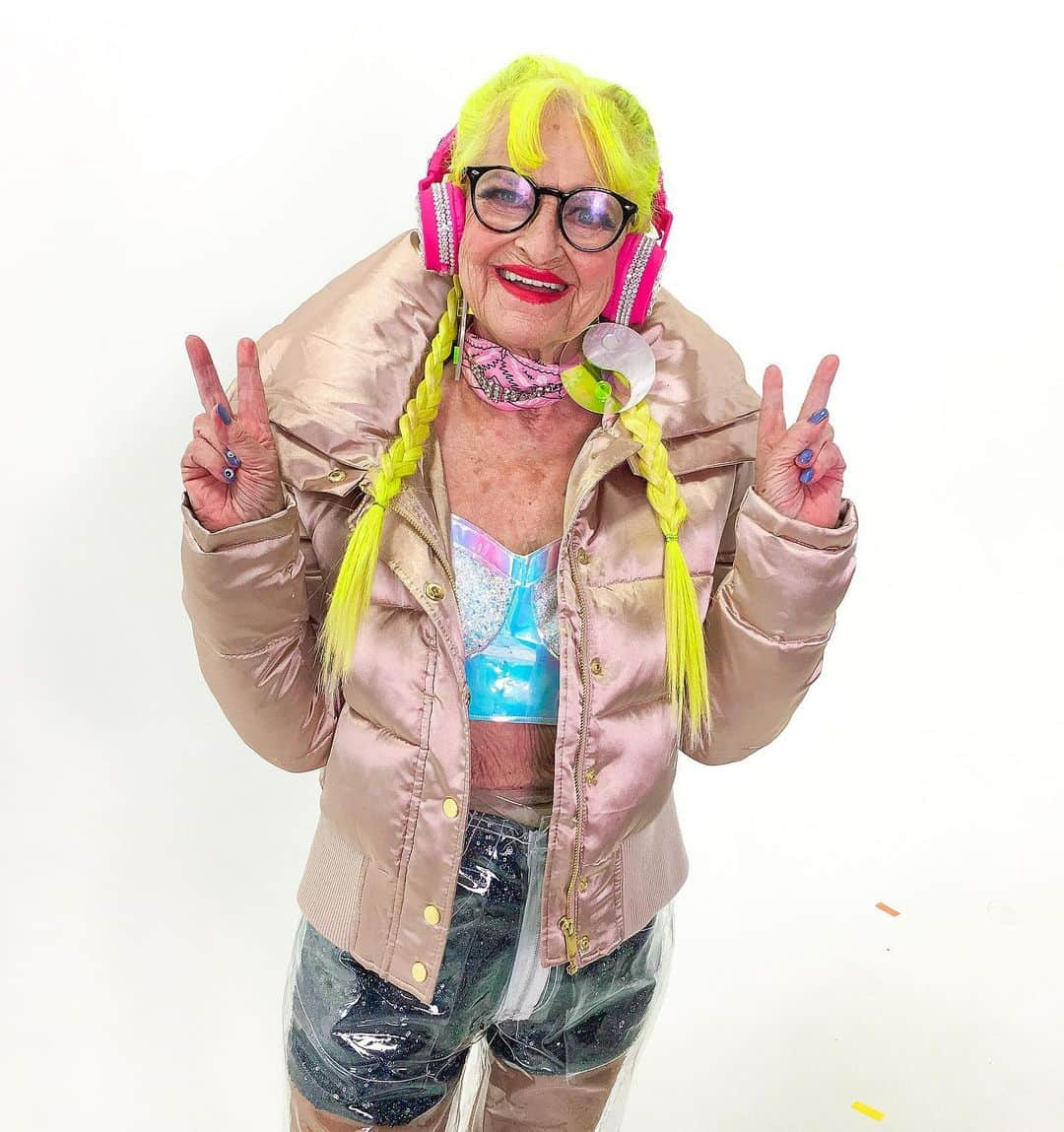 ファンキーグランマさんのインスタグラム写真 - (ファンキーグランマInstagram)「DJ Mr. Steal Yo Man on The Track 🤪💿💖」12月3日 7時13分 - baddiewinkle