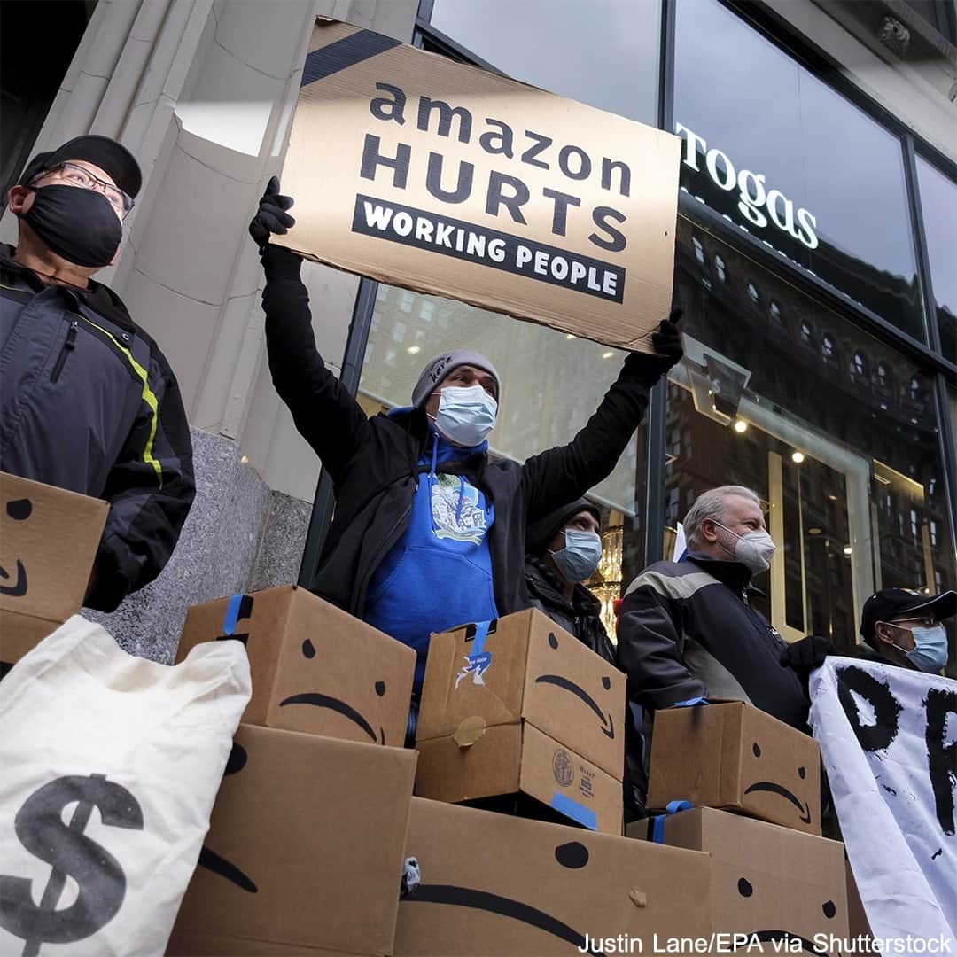 ABC Newsさんのインスタグラム写真 - (ABC NewsInstagram)「People protested outside a building in New York City where Amazon CEO Jeff Bezos owns an apartment to protest the company's treatment of workers. #amazon #protesting #demonstrations」12月3日 7時16分 - abcnews