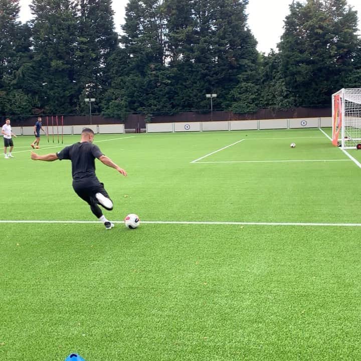 F2Freestylersのインスタグラム：「4️⃣ GOALS!!! Olivier Giroud with a perfect hat trick 🎩🪄 and a pen 🖋 tonight in the #UCL! #Chelsea 🇫🇷⚽️⚽️⚽️⚽️」