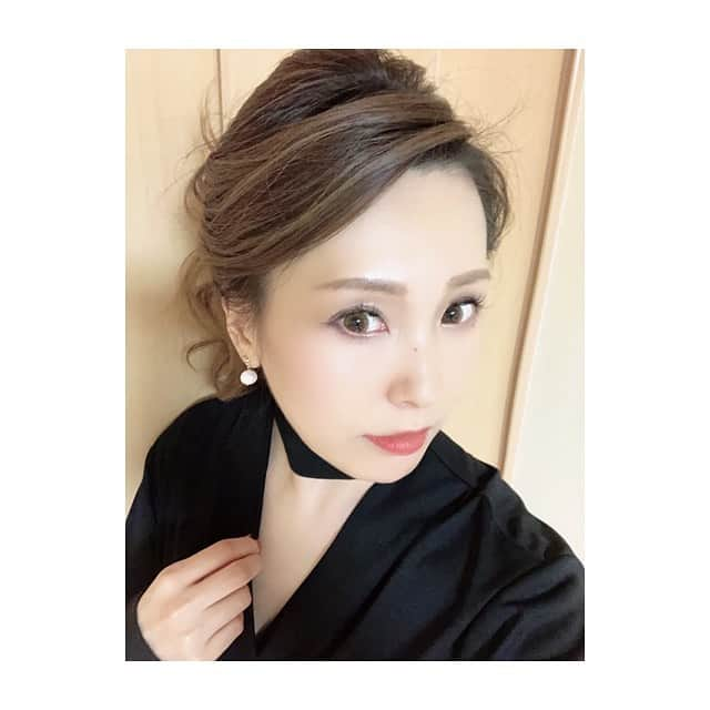 田中里依奈さんのインスタグラム写真 - (田中里依奈Instagram)「マツエク をやめたんだけど、何だか物足りない気もして🙄➰ またマツエク やろうか、睫毛パーマにしようか迷う😣 最近この髪型好き😁✨ . #マツエクやめてみた #久しぶりのマスカラ#まつ毛伸びるやつ#マツ育中 #オーガニックコスメ#organic#ヘアセット#まつ毛すかすか #まつ毛よ育て」12月3日 7時20分 - riina_tanaka