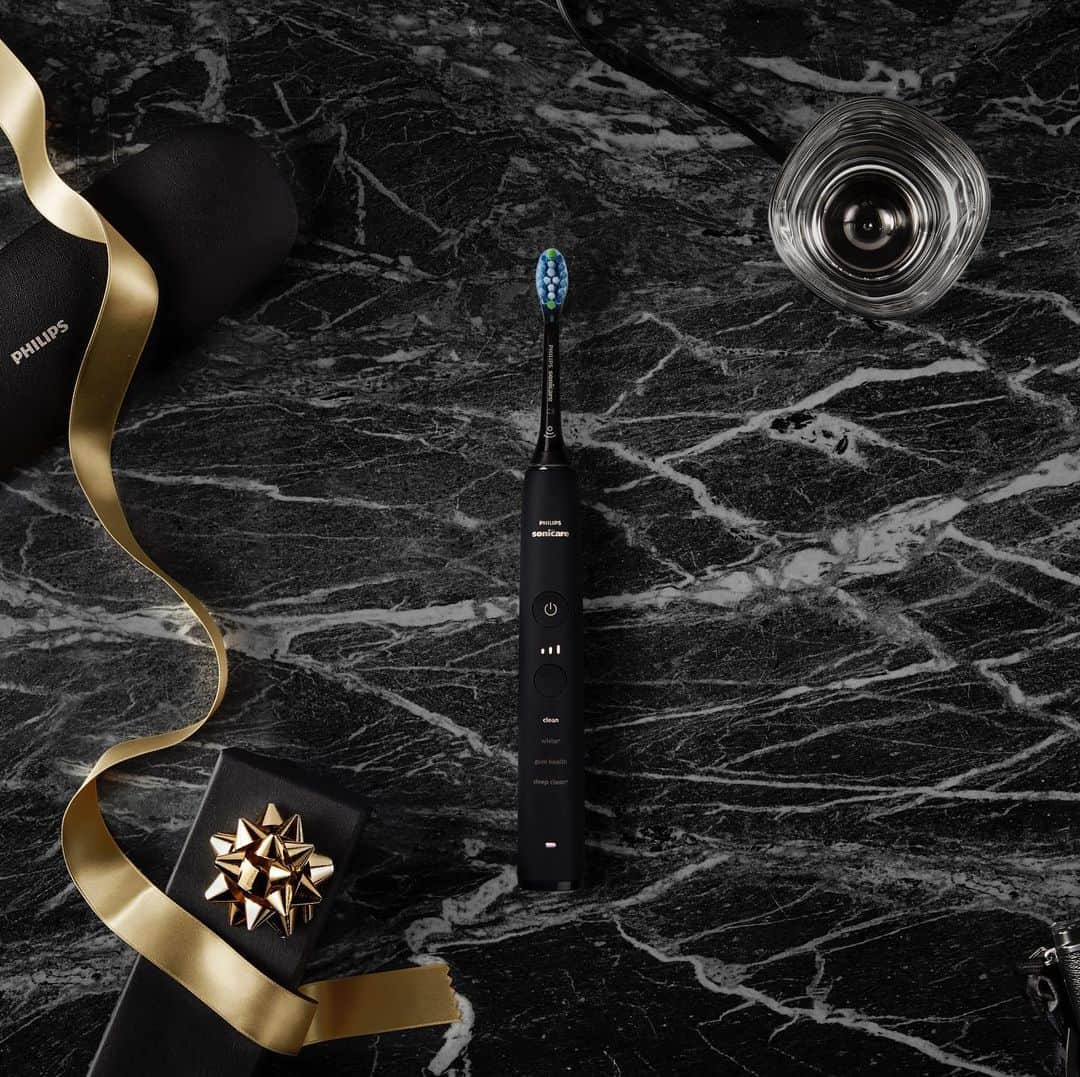 Philips Sonicareさんのインスタグラム写真 - (Philips SonicareInstagram)「A Philips Sonicare DiamondClean is the perfect gift for anyone on your list this year 💝✨It provides a best-in-class clean, and even comes with a sleek charging glass - what's not to love? #PhilipsSonicare」12月3日 7時22分 - philipssonicare
