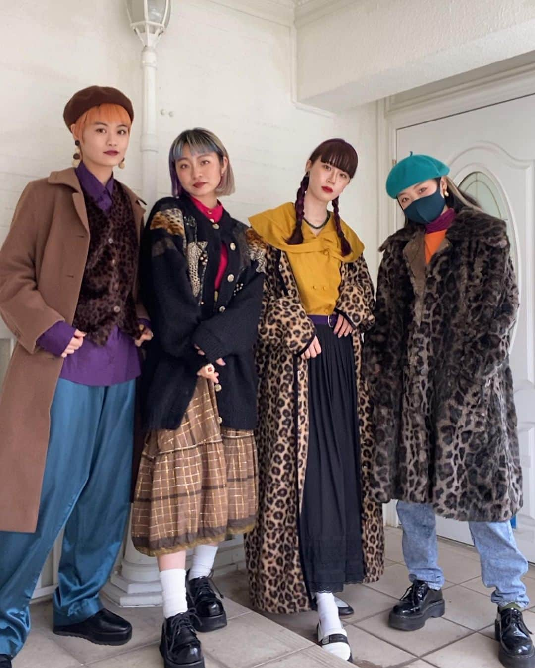 相羽瑠奈さんのインスタグラム写真 - (相羽瑠奈Instagram)「今日は @rrr_vintage ONLINE の撮影 ✌️  みんなで豹柄で合わせたスタイリングを組んだよ🐆 私はカメラマンだったけど混ざりたくなって入荷中のファーコート借りちゃった〜🤪 混ざれて嬉しい。笑  私以外のみんなが着てるアイテムは来週末 12.12〜12.14 に ONLINE SHOP に入荷します📱  他のアイテムも本当可愛すぎるので1ヶ月ぶりの #RRRvintageONLINE お楽しみに！！！！！  それから今、文化服装学院でドレスコードウィークを開催しているらしく、今週はアニマル柄がテーマみたいなので参加しちゃお〜っと！☺👉️ #ドレコネクト 12.11 にはファッションショーも配信されるみたいだよ！詳しくはアカウントをチェックしてみて！  @fr2bunka @bunkaff_08 @bunka_fc  さくらちゃんお誘いありがとう🍅💜 @sakura__ra_ra」12月2日 22時30分 - rone.runa