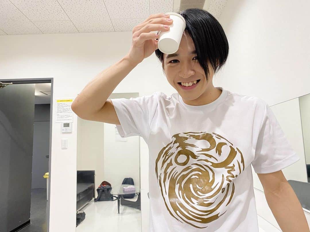 祭nine.のインスタグラム：「神田陸人です٩(ˊᗜˋ*)و 楽屋で前髪の癖を直そうとするうらぽん。 どうやら、霧吹きが無かったので前髪だけ熱湯に浸してるらしいです…笑  #この顔で近づいてきた #めっちゃ怖かったです笑 #オフのオフショット」